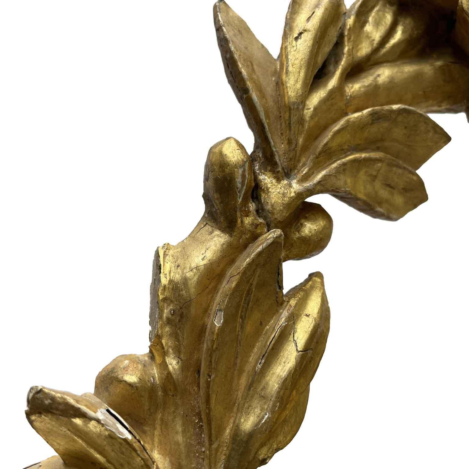 Italienischer vergoldeter Holzschnitzspiegel mit Lorbeergirlande und Putto 1800 (19th Century) im Angebot