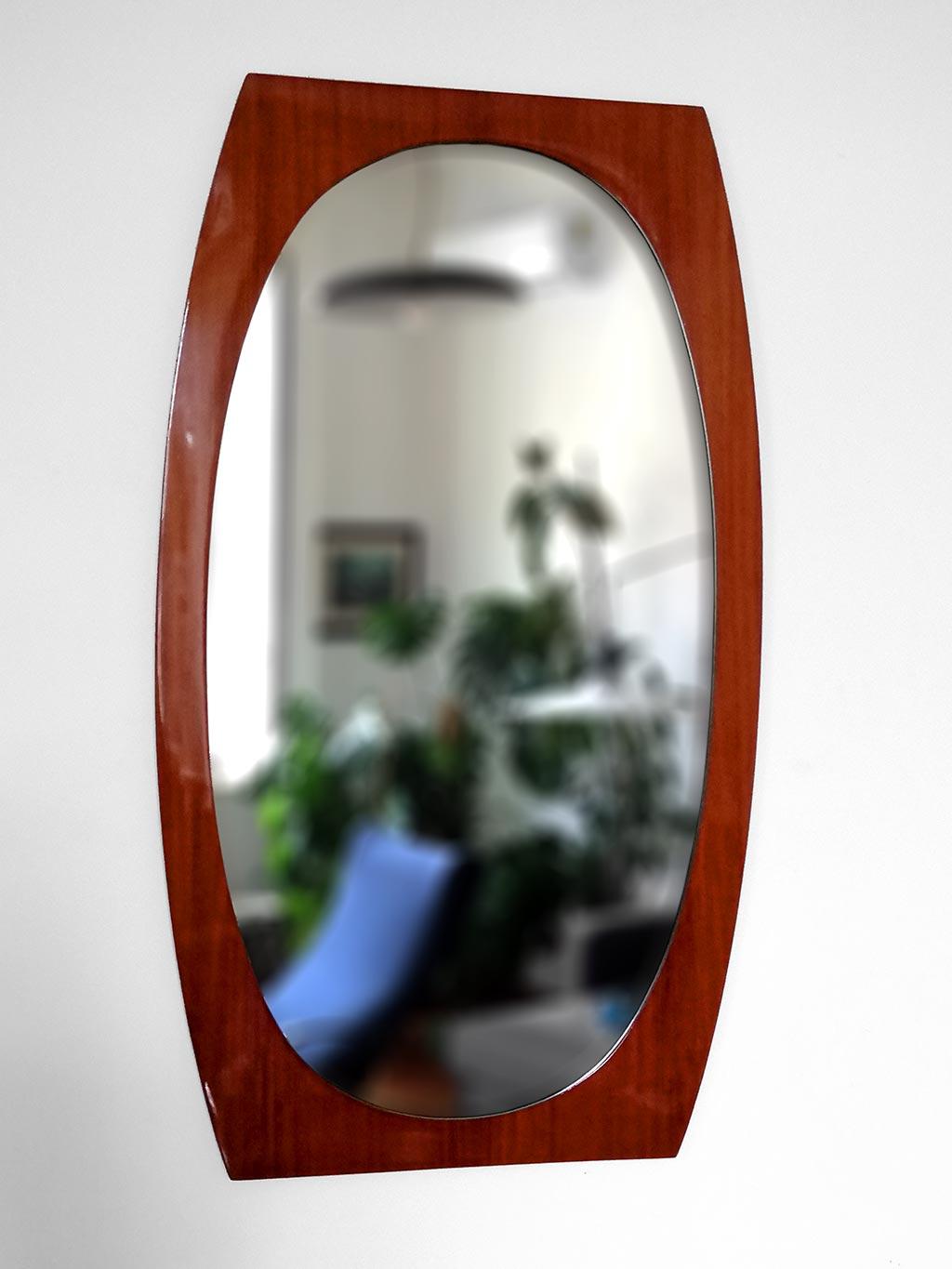 Italienischer Spiegel aus den 1960er Jahren. Massiver Rahmen aus poliertem Teakholz. Detail der Fase auf dem Foto sichtbar. Sehr guter Zustand. Natürliche Zeichen der Zeit.