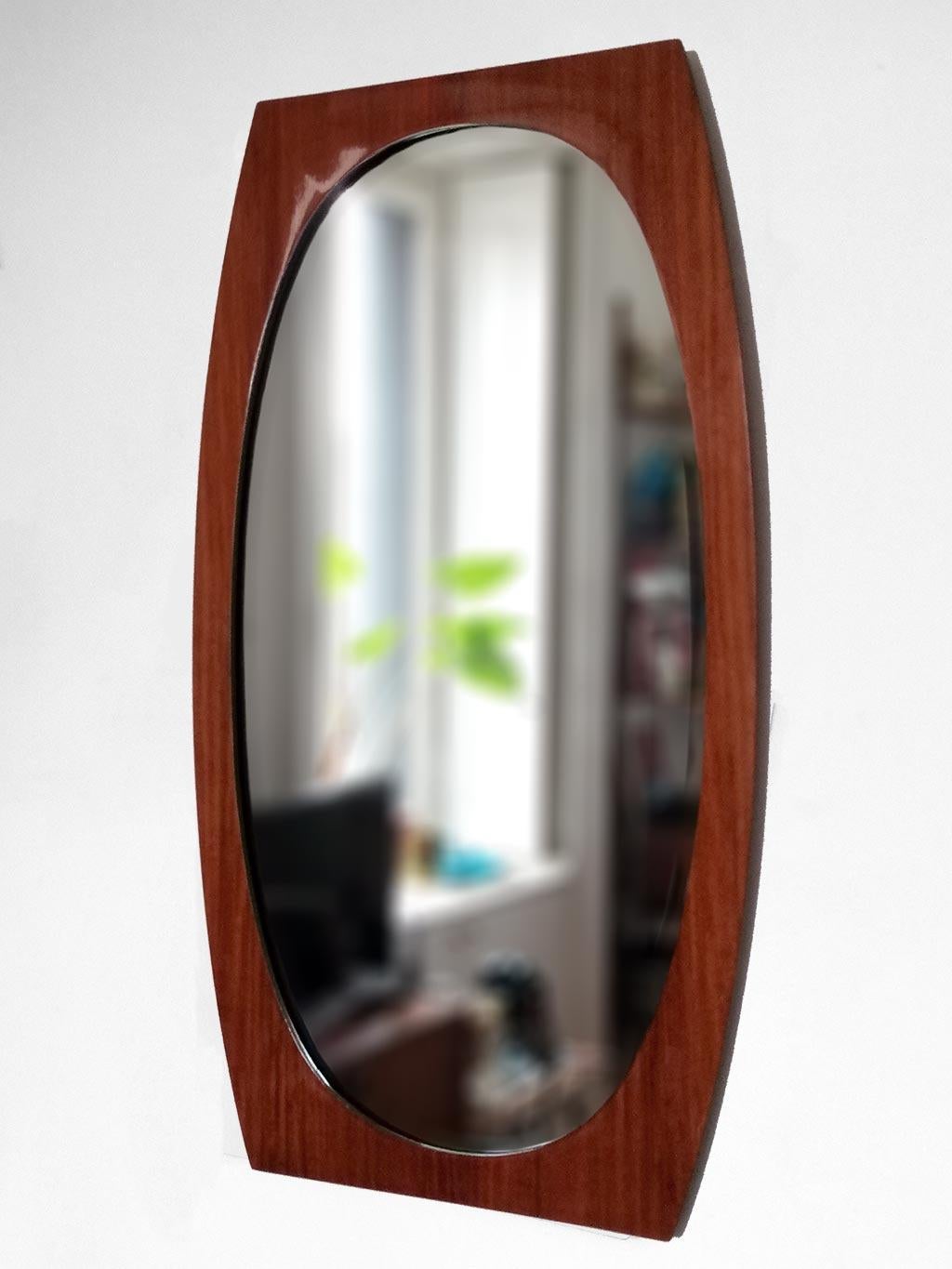 1960er Jahre Italienischer ovaler Spiegel (Moderne der Mitte des Jahrhunderts) im Angebot