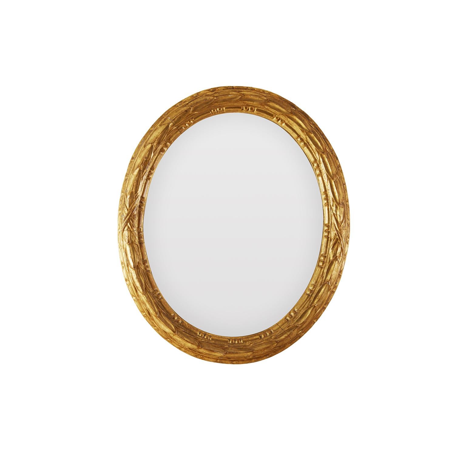 Miroir italien ancien de forme ovale, en bois sculpté et doré à l'or fin. Miroir moderne, en bon état, présentant des signes minimes d'usure et datant du milieu du 20e siècle.
Il provient d'une résidence privée milanaise.
Il peut également être