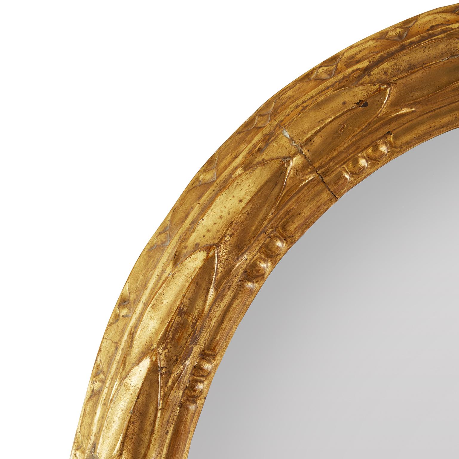 Hollywood Regency Miroir italien ovale à feuilles sculptées et dorées Milieu du 20e siècle en vente