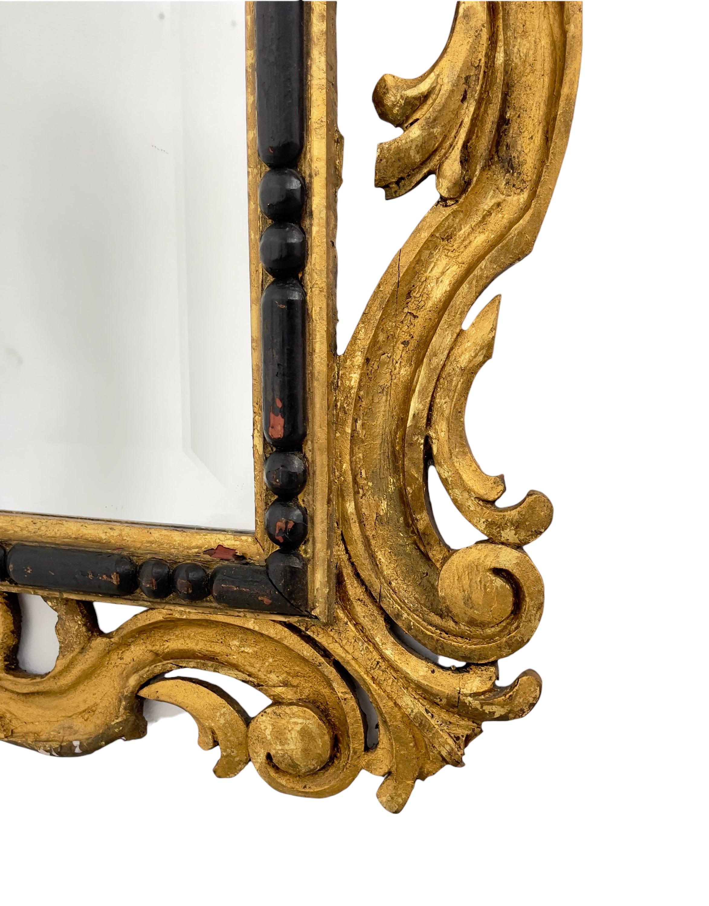 Miroir ancien doré avec cadre en bois et porporin doré. Fabrication italienne. 1700. 