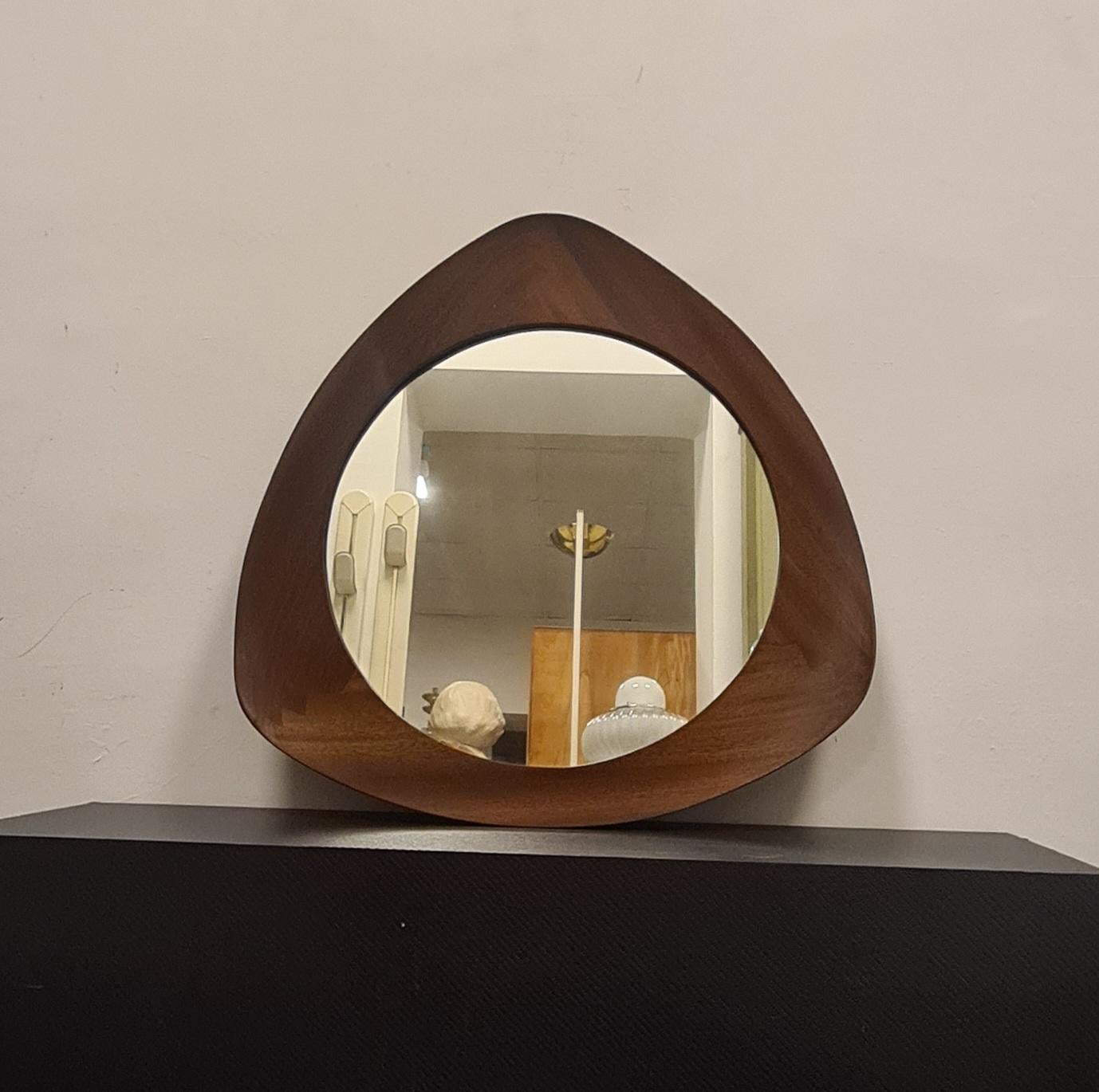 Oscar model mirror designed by Campo & Graffi.

Refined mirror with a curved triangular shape produced by Home Torino in 1958 to a design by Franco Campo and Carlo Graffi.

Rare in that the collaboration between the two designers and the furniture