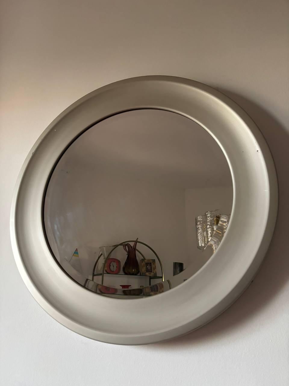 Lo Specchio Narciso, ideato dal celebre designer Sergio Mazza per Artemide negli anni '50, incarna l'eleganza sobria e la funzionalità del design italiano di quell'epoca. Questo specchio da parete si distingue per la sua forma circolare e una