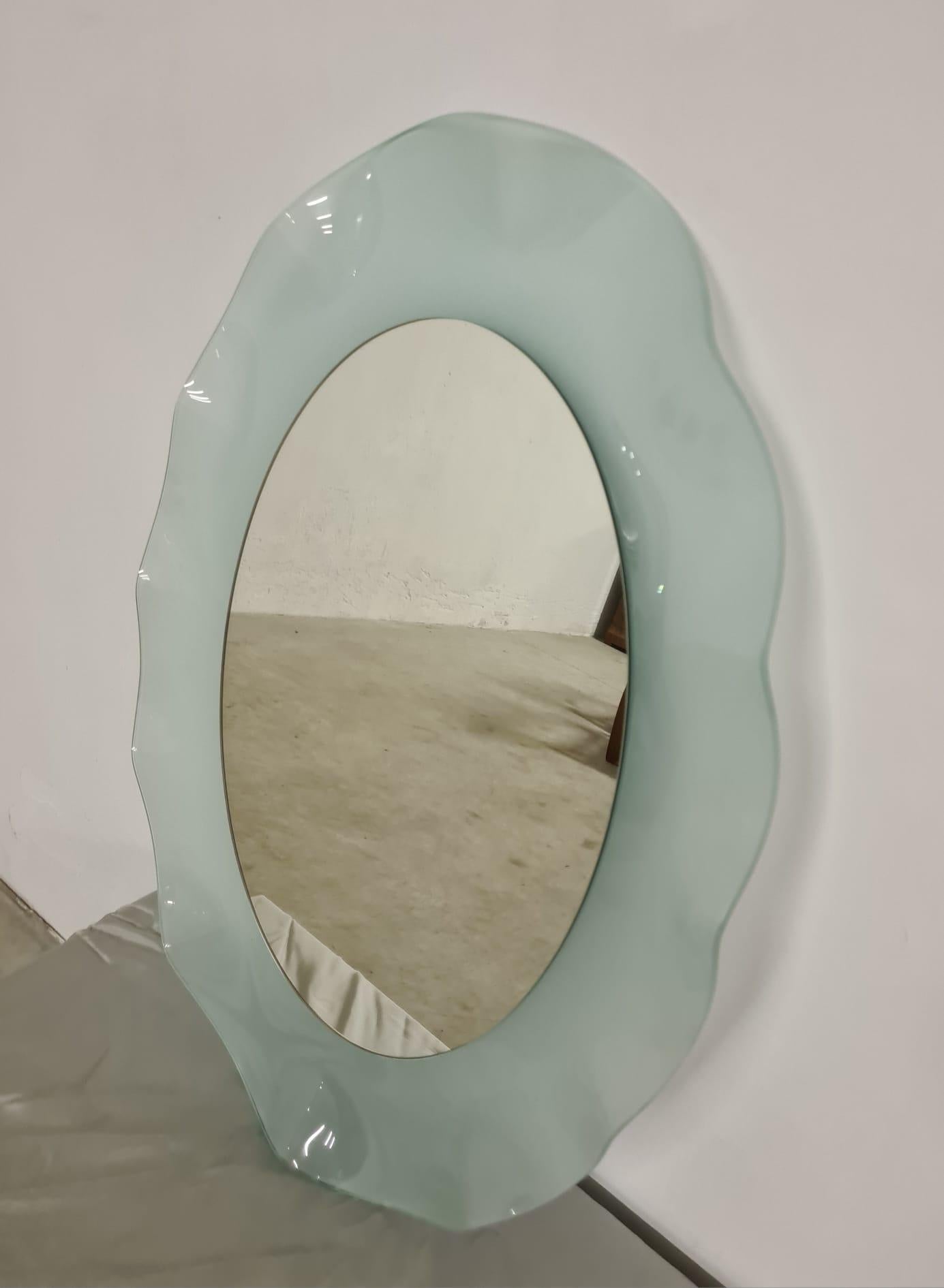 Specchio modello Onda di Nanda Vigo per Glas Italia.

Raffinato ed inconsueto specchio prodotto in Italia negli anni 80'

Elegante cornice in vetro arricciato azzurro.

Disegnato da Nanda Vigo designer e architetto Milanese, vincitrice nel 1971 del