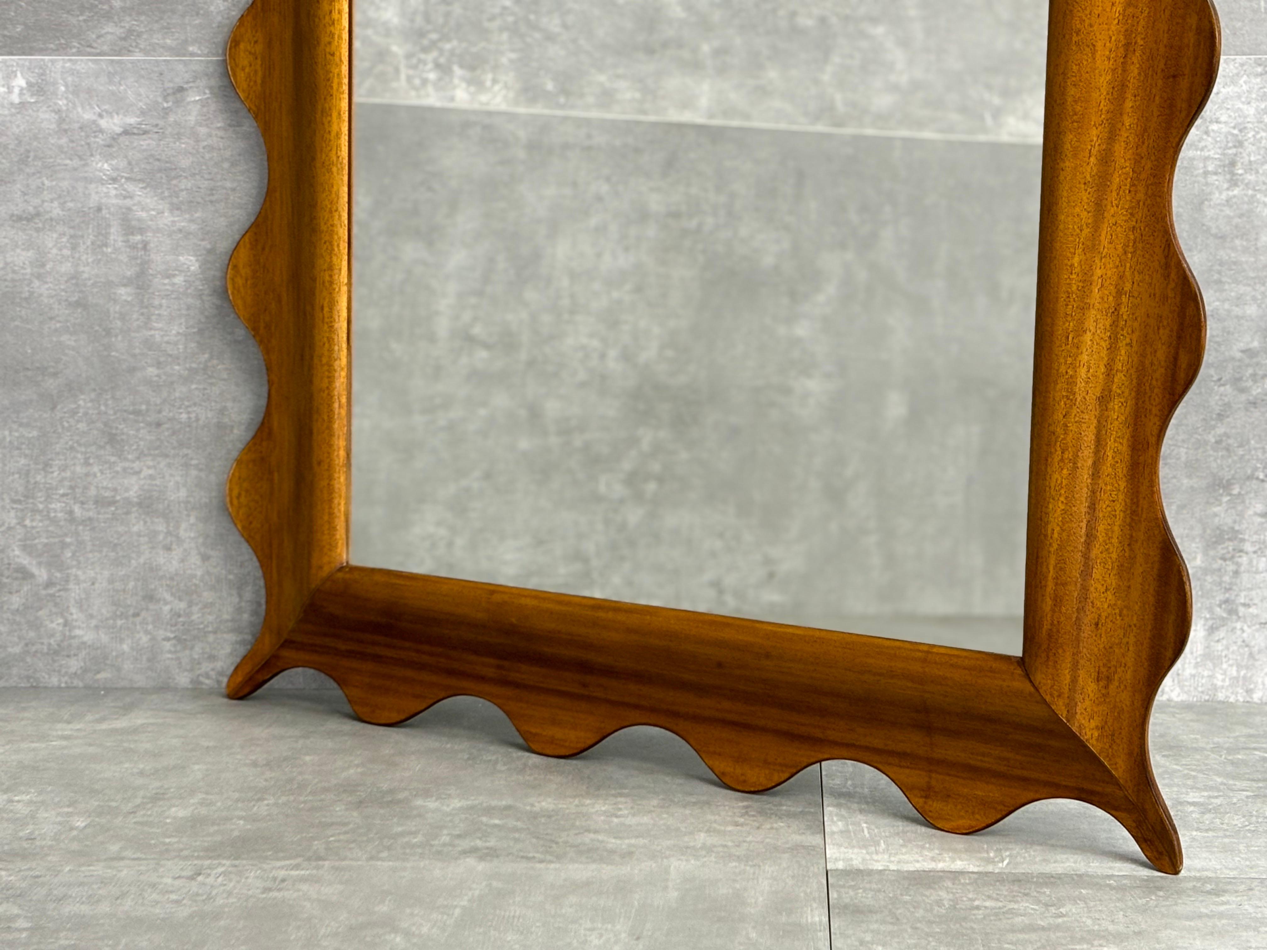Specchio in legno con cornice ondulata, produzione contemporanea.