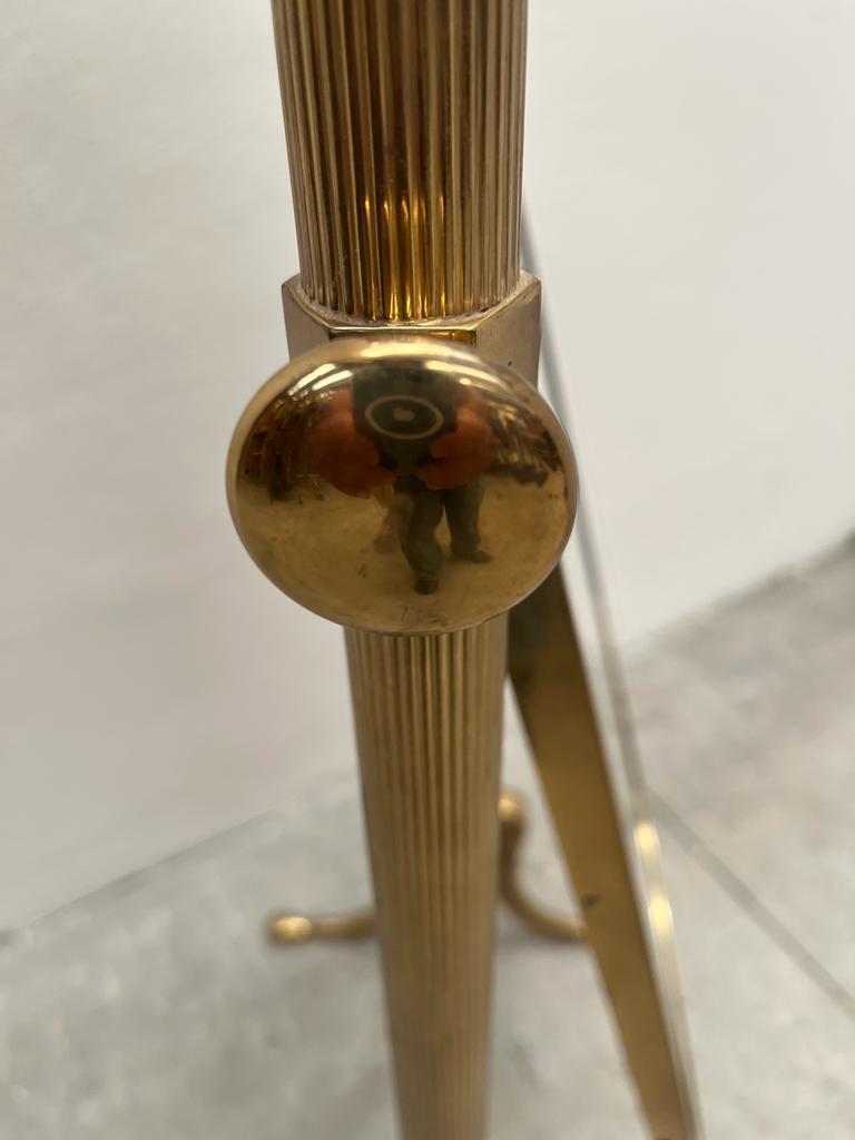 Schwingender Spiegel, hergestellt in Italien in den 1970er Jahren. Ein Stück, das sich an klassischen Möbelstücken orientiert.  

Ausgezeichneter Zustand. 

Realisiert und gestaltet von Mice di Domenico Rugiano. 