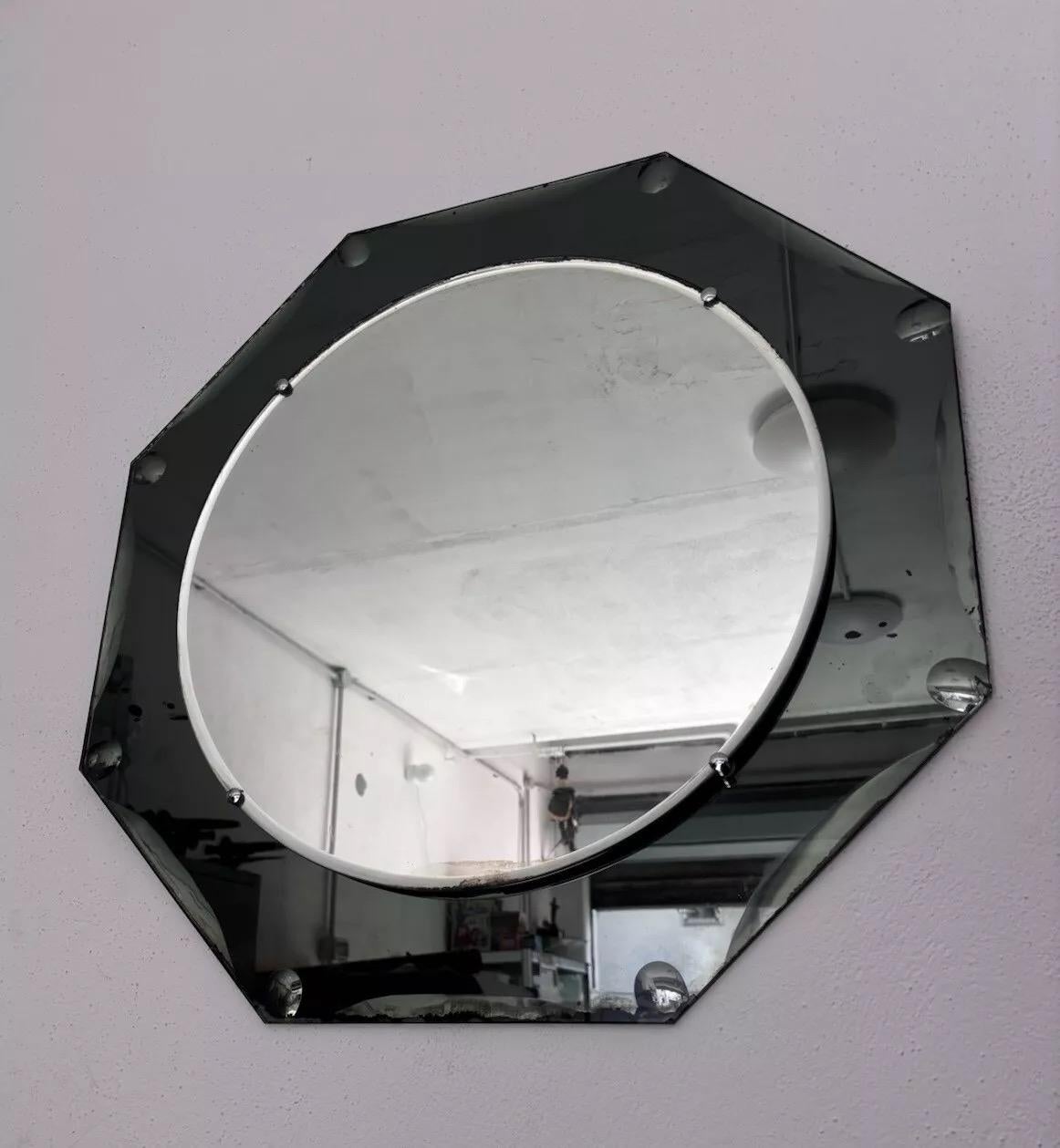 Miroir octogonal Crystal Art Design 1970's Modern Art.

Cadre en cristal Fumeè, effet goutte d'eau dans les coins.

L'article présente plusieurs taches dues à l'usage et à l'âge. (Voir photo)

Mesures

Hauteur 69 cm

Largeur 69 cm


N.B. : NOUS