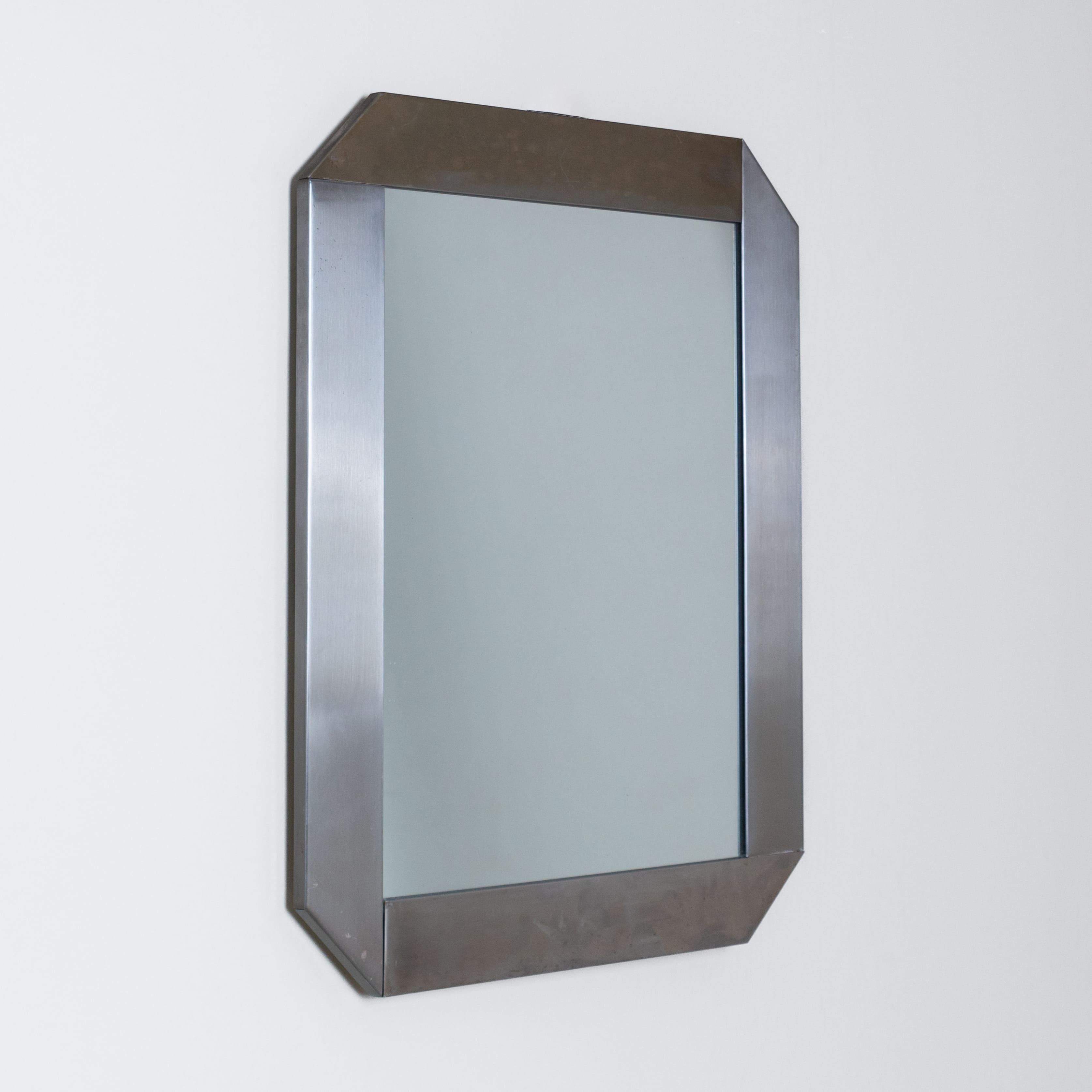 Miroir octogonal conçu par Sergio Mazza pour Artemide dans les années 1960. Le cadre en métal confère solidité et sophistication au design, tandis que la forme géométrique lui donne une touche distinctive et moderne. Une pièce emblématique qui