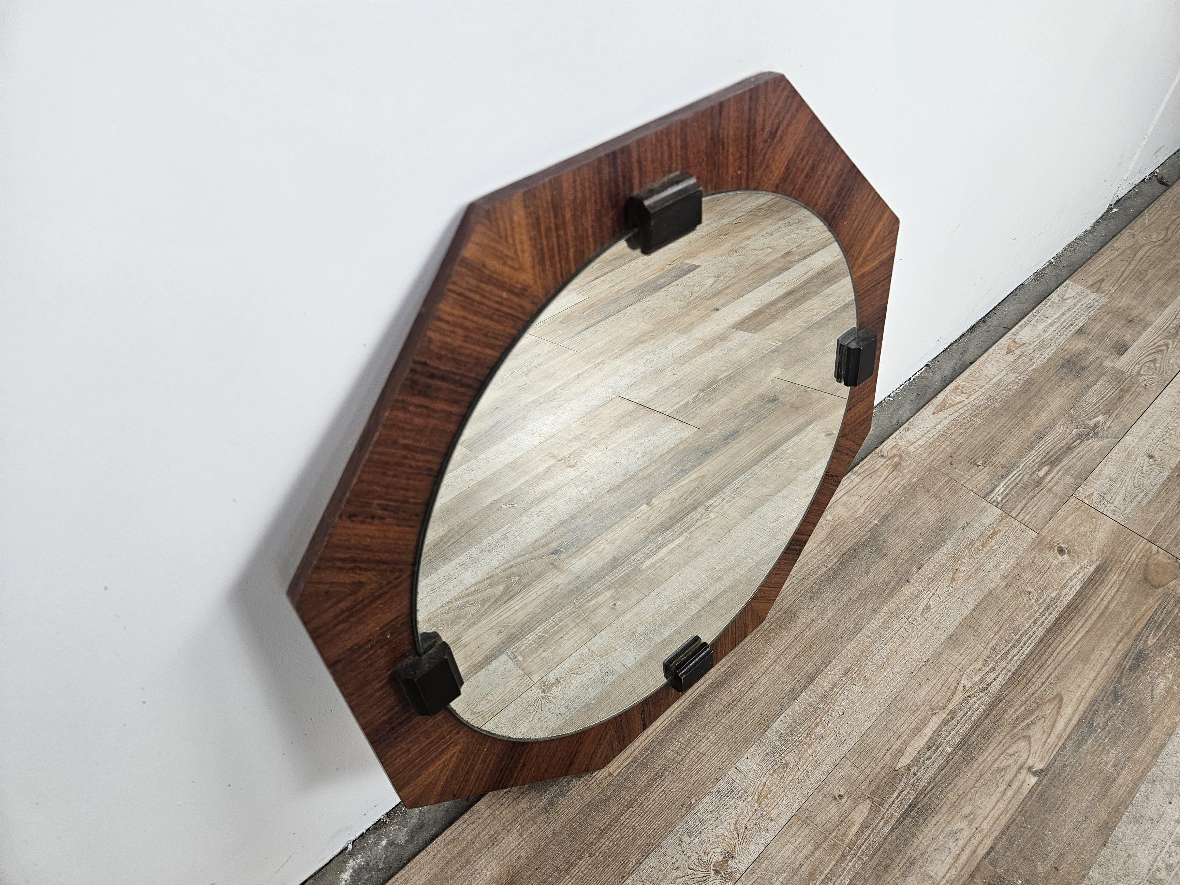 Miroir octogonal en teck des années 1970 avec verre rond.

Signes normaux d'usure dus à l'âge et à l'utilisation, une imperfection sur un côté comme sur la photo.