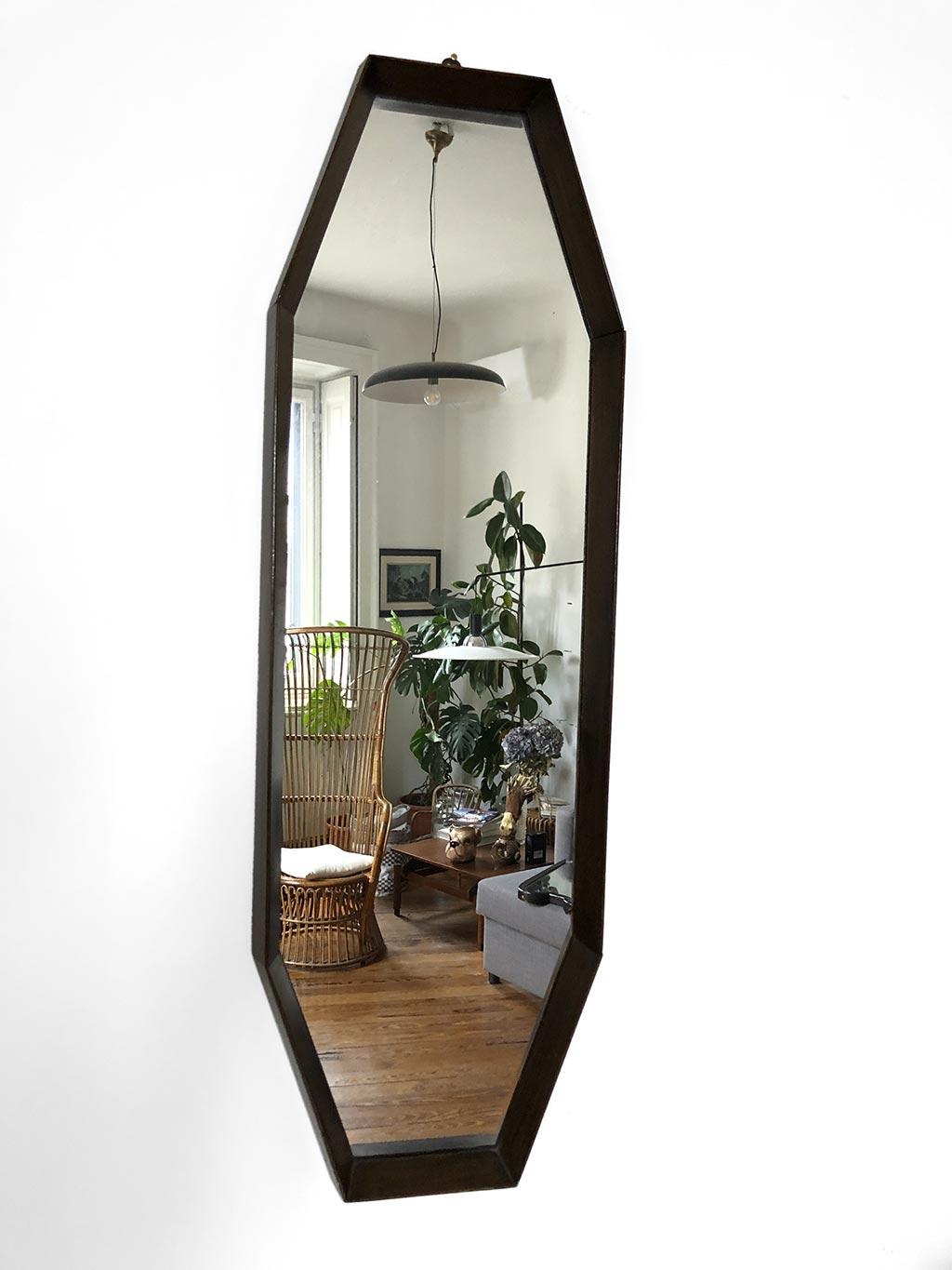 Italienischer Spiegel aus den 1960er Jahren mit länglicher, achteckiger Form. Rahmen aus Teakholz, originaler Silberspiegel. Sehr guter Zustand. Natürliche Zeichen der Zeit.

abmessung 92 x 29 x 5 cm