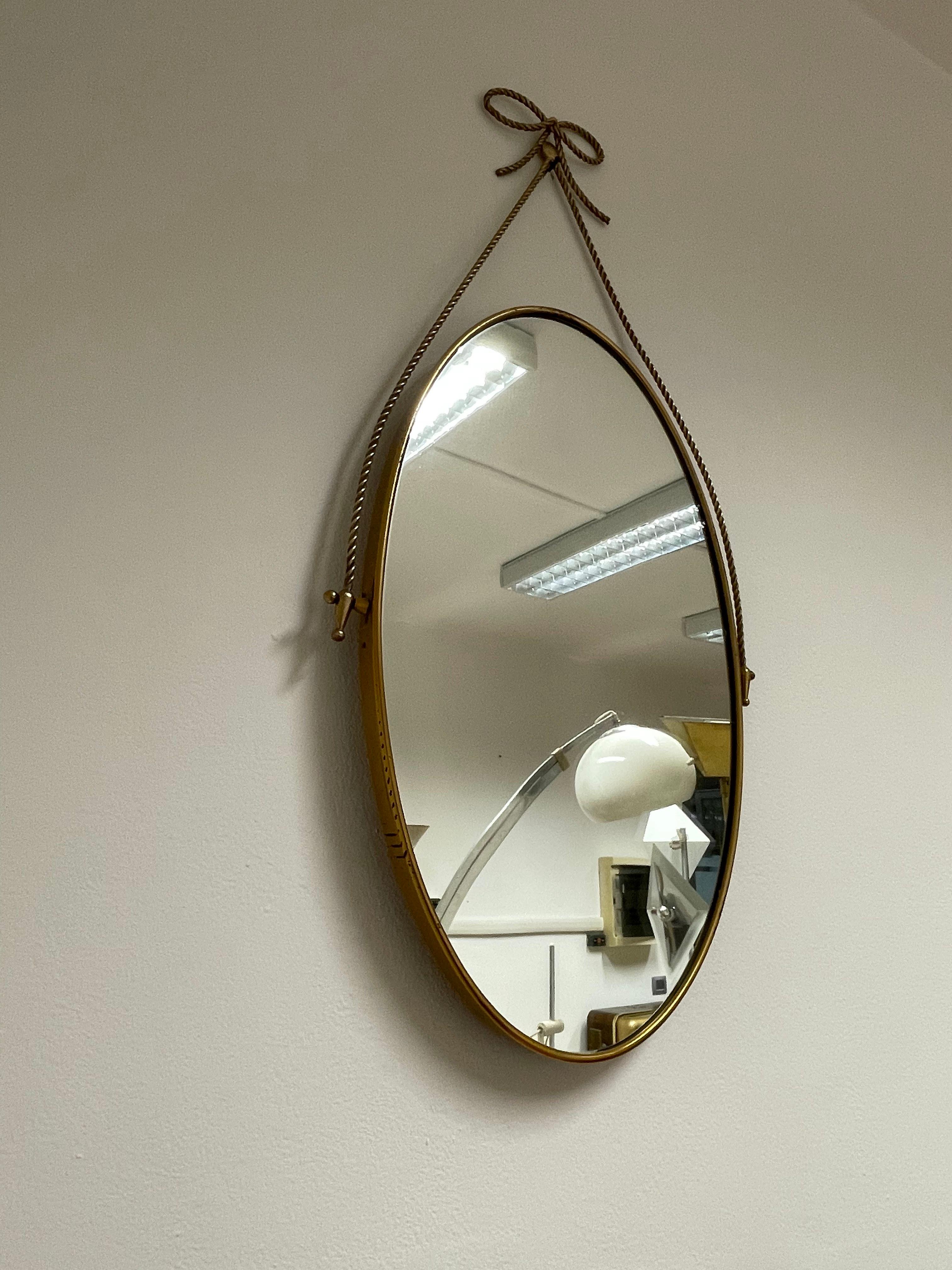 Miroir ovale avec cadre et motif en laiton 1950, fabrication italienne en vente 4