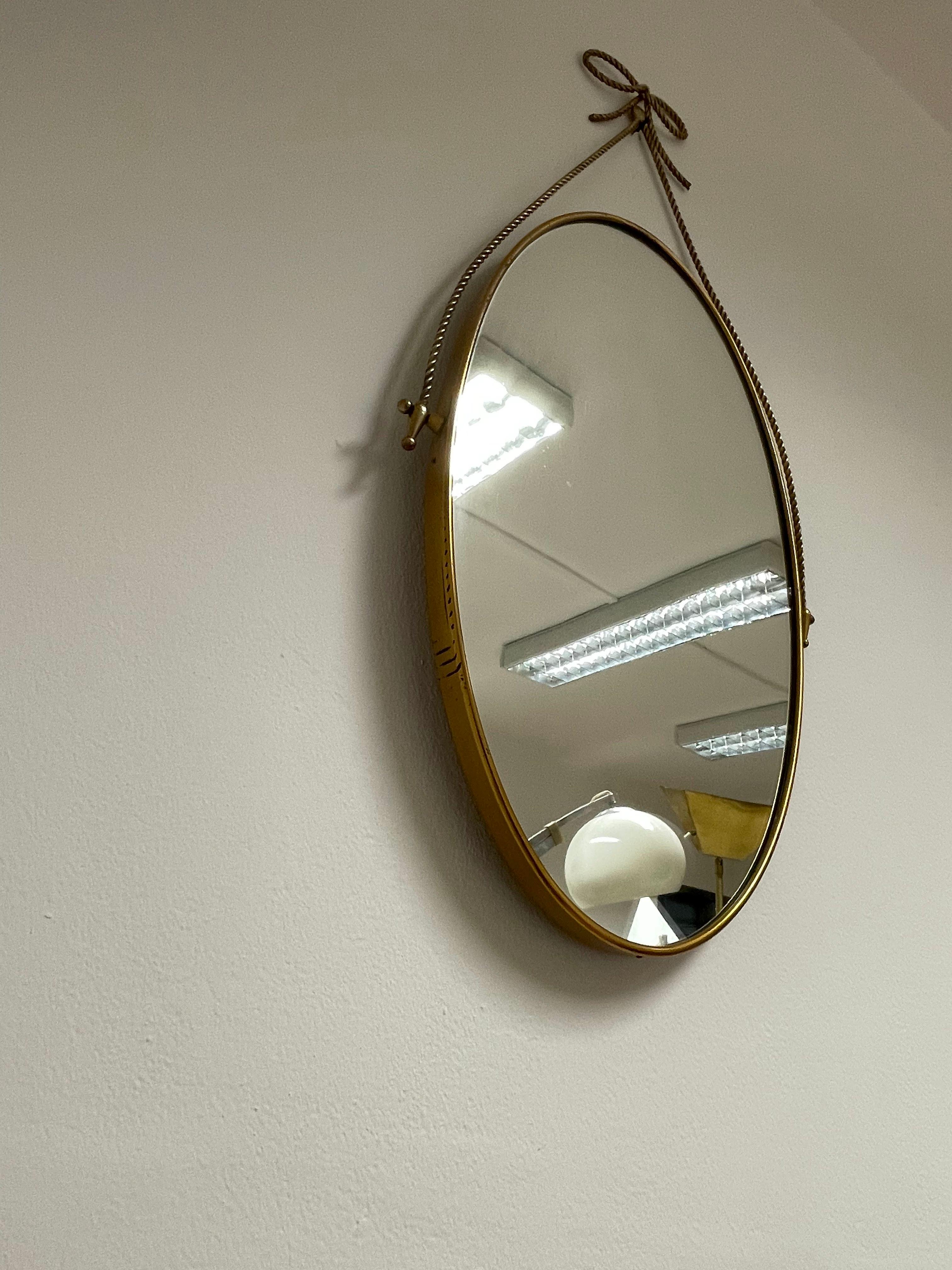 Miroir ovale avec cadre et motif en laiton 1950, fabrication italienne en vente 5