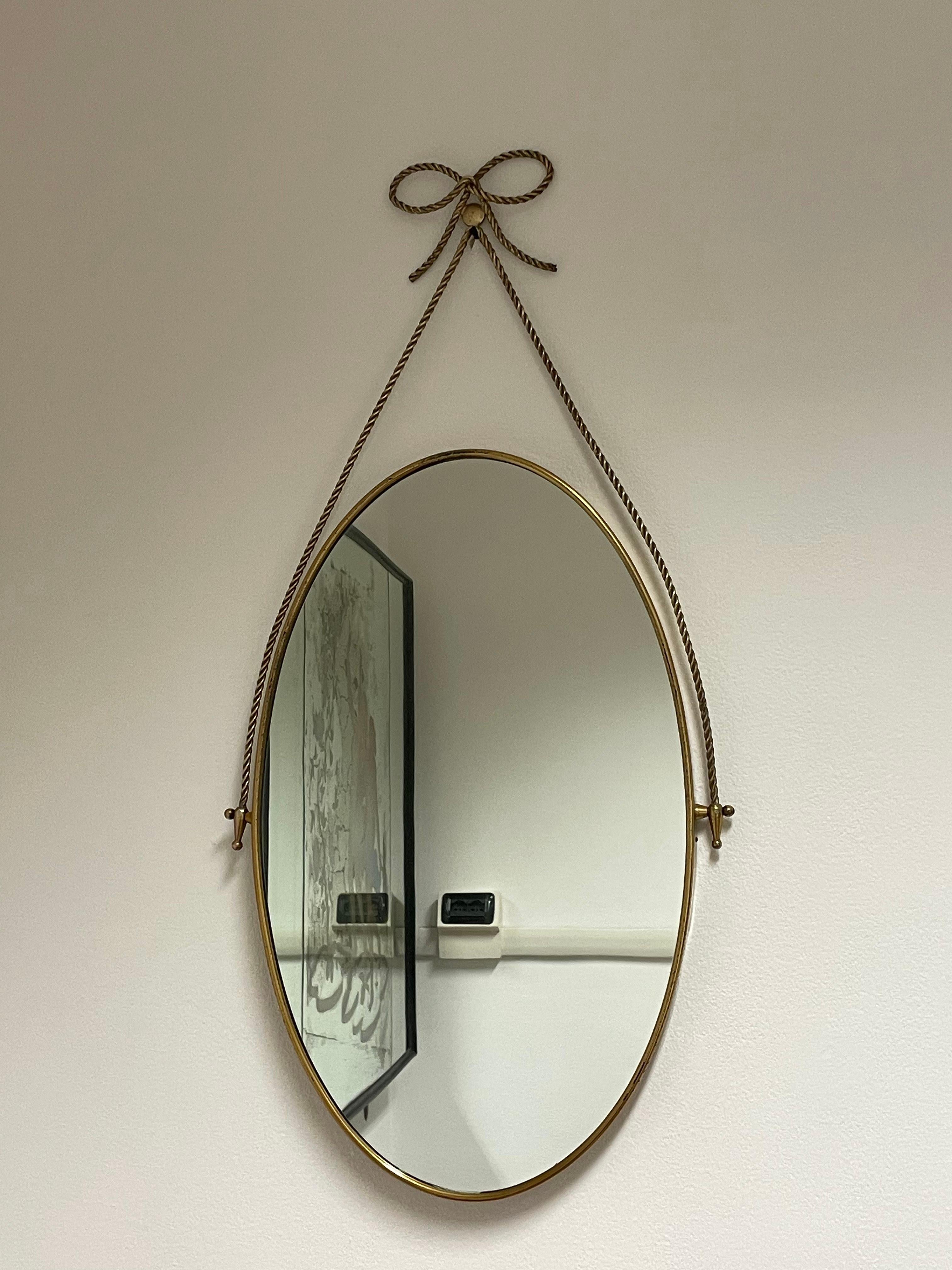 Miroir ovale avec cadre et motif en laiton 1950, fabrication italienne en vente 9