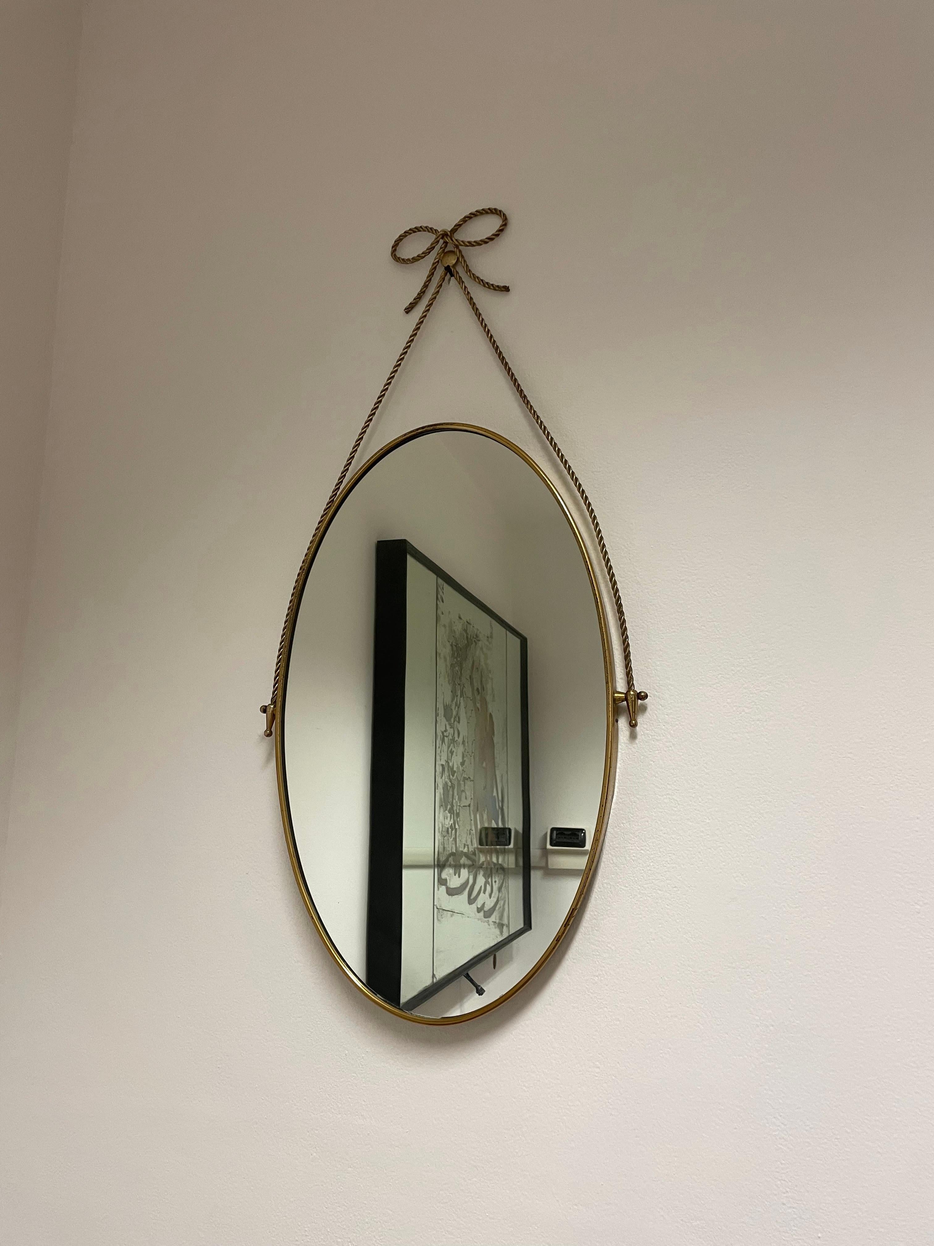 1950s mirror with brass frame and bow motif.

Peculiar pattern that further enriches this elegant mirror.

The measurements of the mirror alone are as follows while those of the total footprint are included in the sheet

H only mirror 60 cm
L only