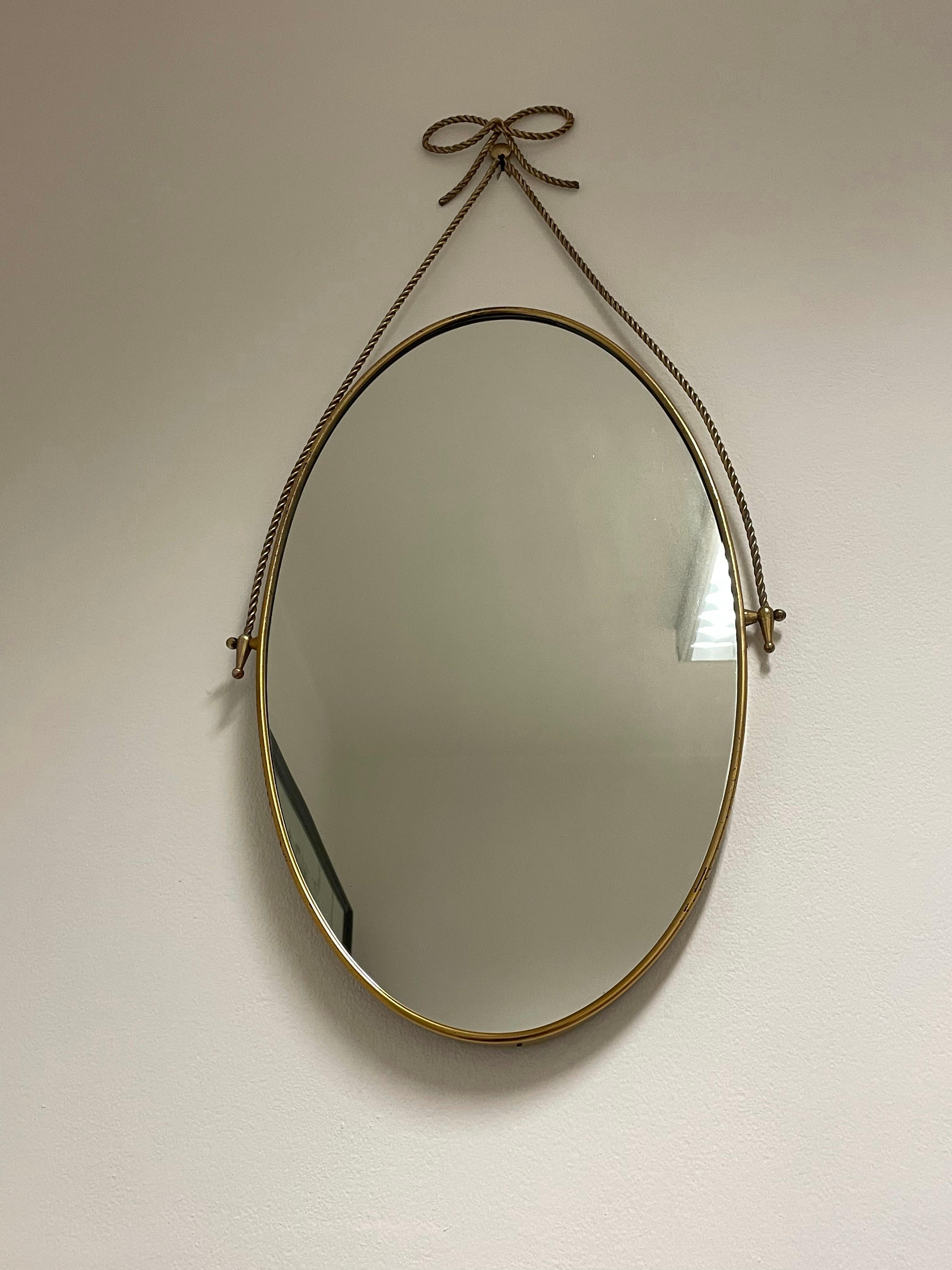Oval mirror with brass frame and motif 1950s, Italian manufacture In Good Condition For Sale In SAN PIETRO MOSEZZO, NO