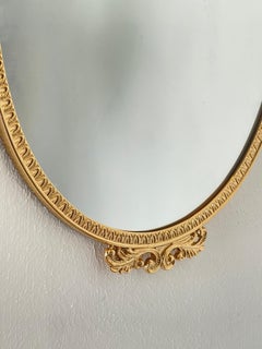Specchio ovale dorato con cornice decorata – Eleganza classica italiana