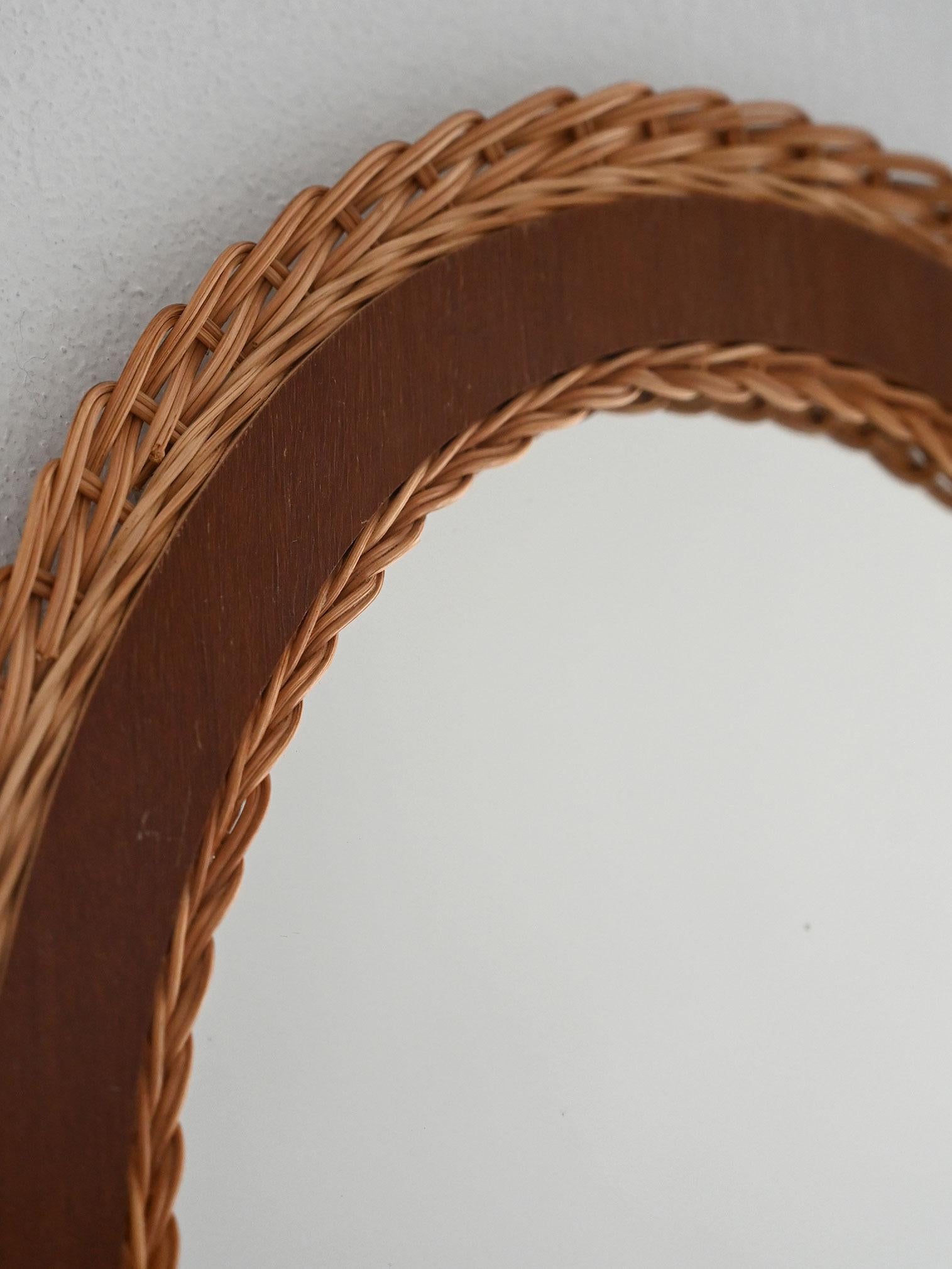 Ovaler Spiegel aus Teakholz und geflochtenem Rattan (Skandinavische Moderne) im Angebot
