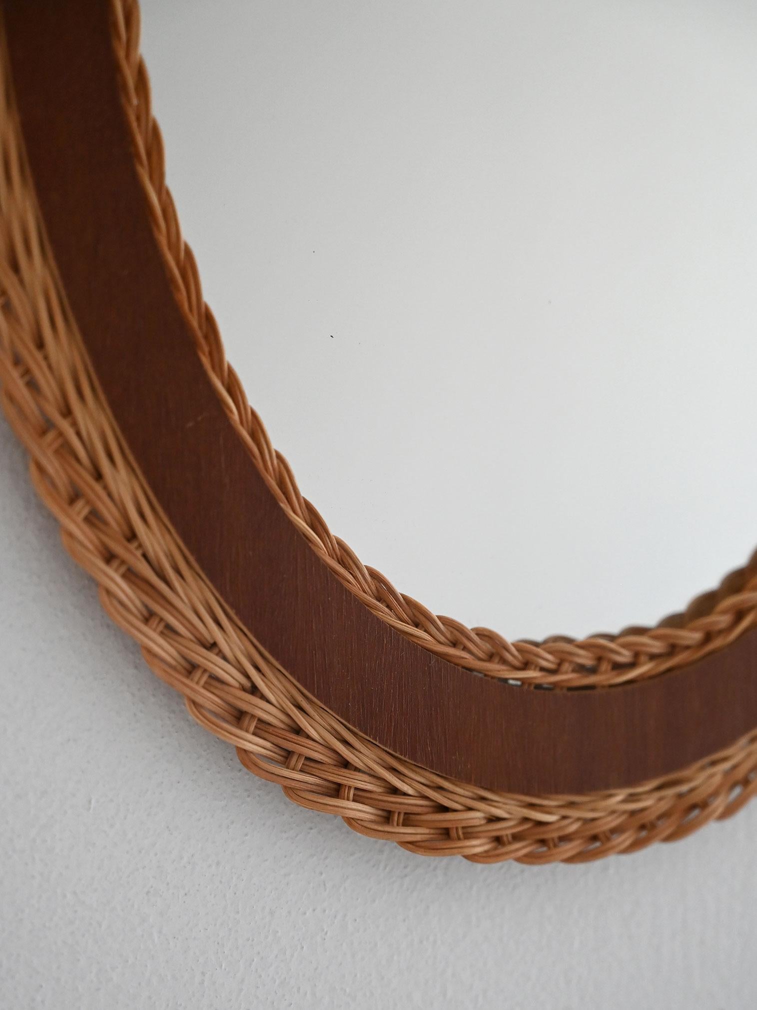Ovaler Spiegel aus Teakholz und geflochtenem Rattan (Scandinavian) im Angebot