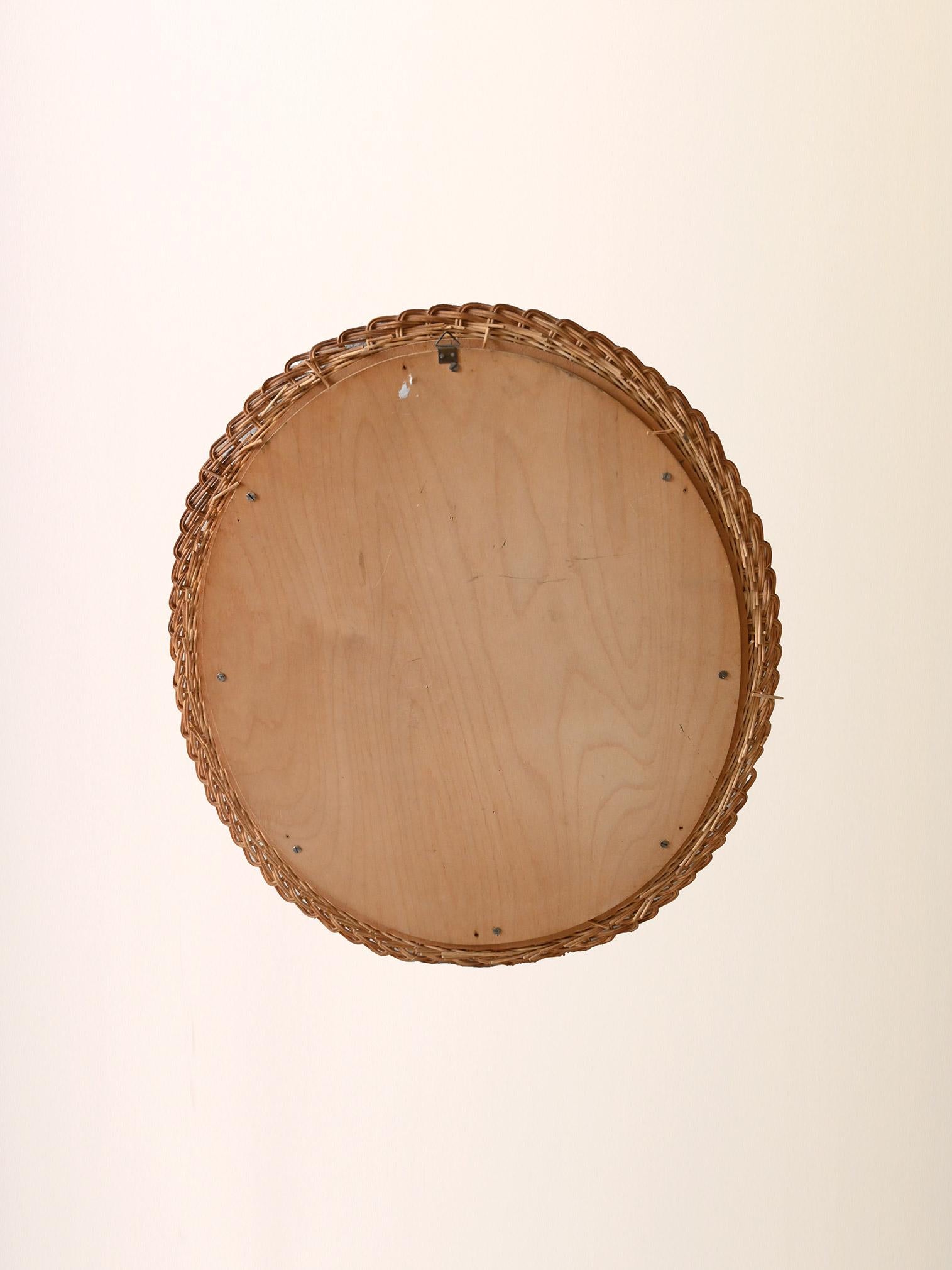 Ovaler Spiegel aus Teakholz und geflochtenem Rattan (Mid-20th Century) im Angebot