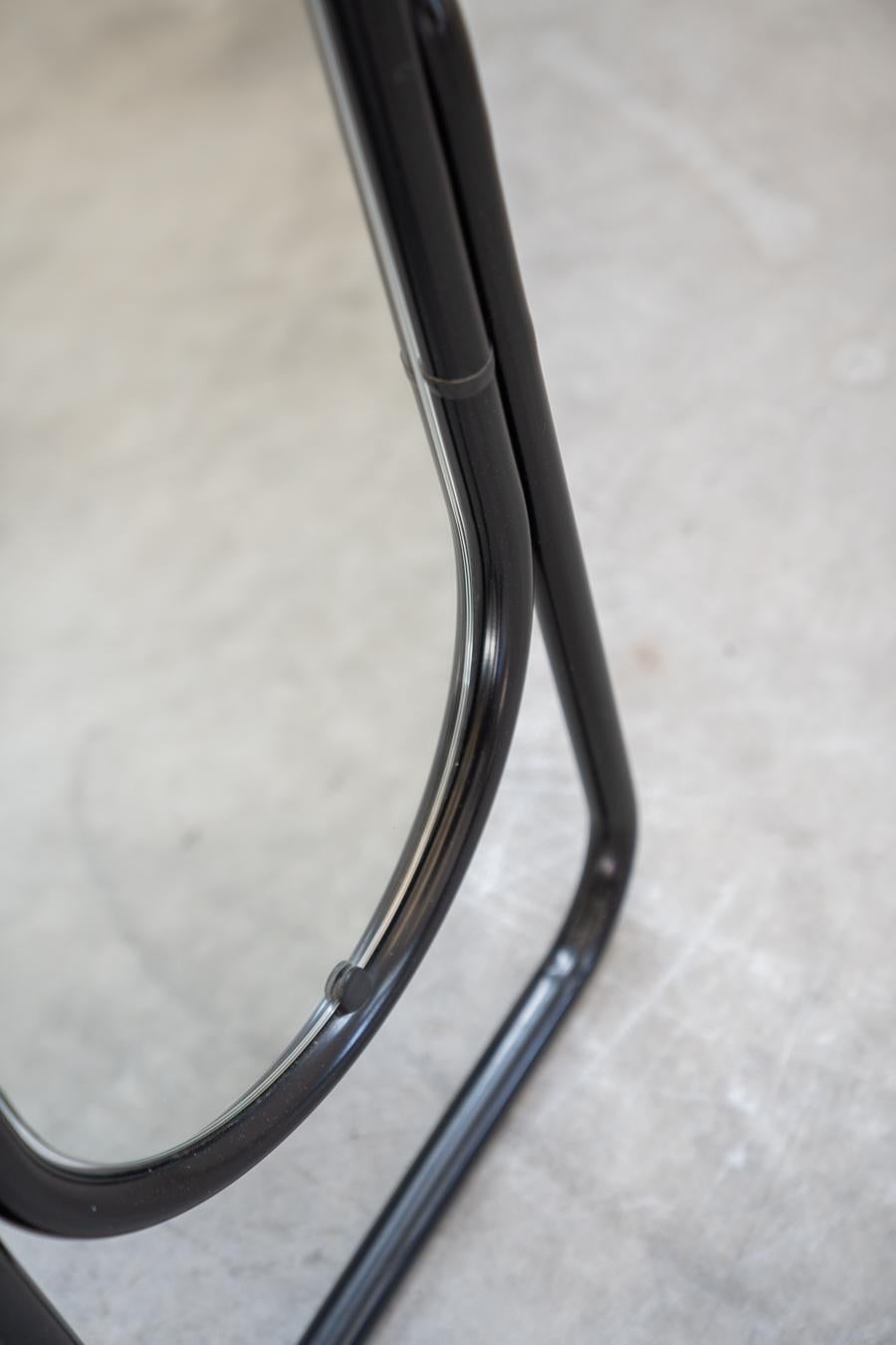 Stehender ovaler Spiegel, auf Stahlrohrständer, schwarz lackiert, 1 7