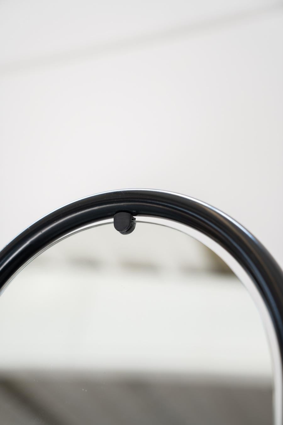 Stehender ovaler Spiegel, auf Stahlrohrständer, schwarz lackiert, 1 4