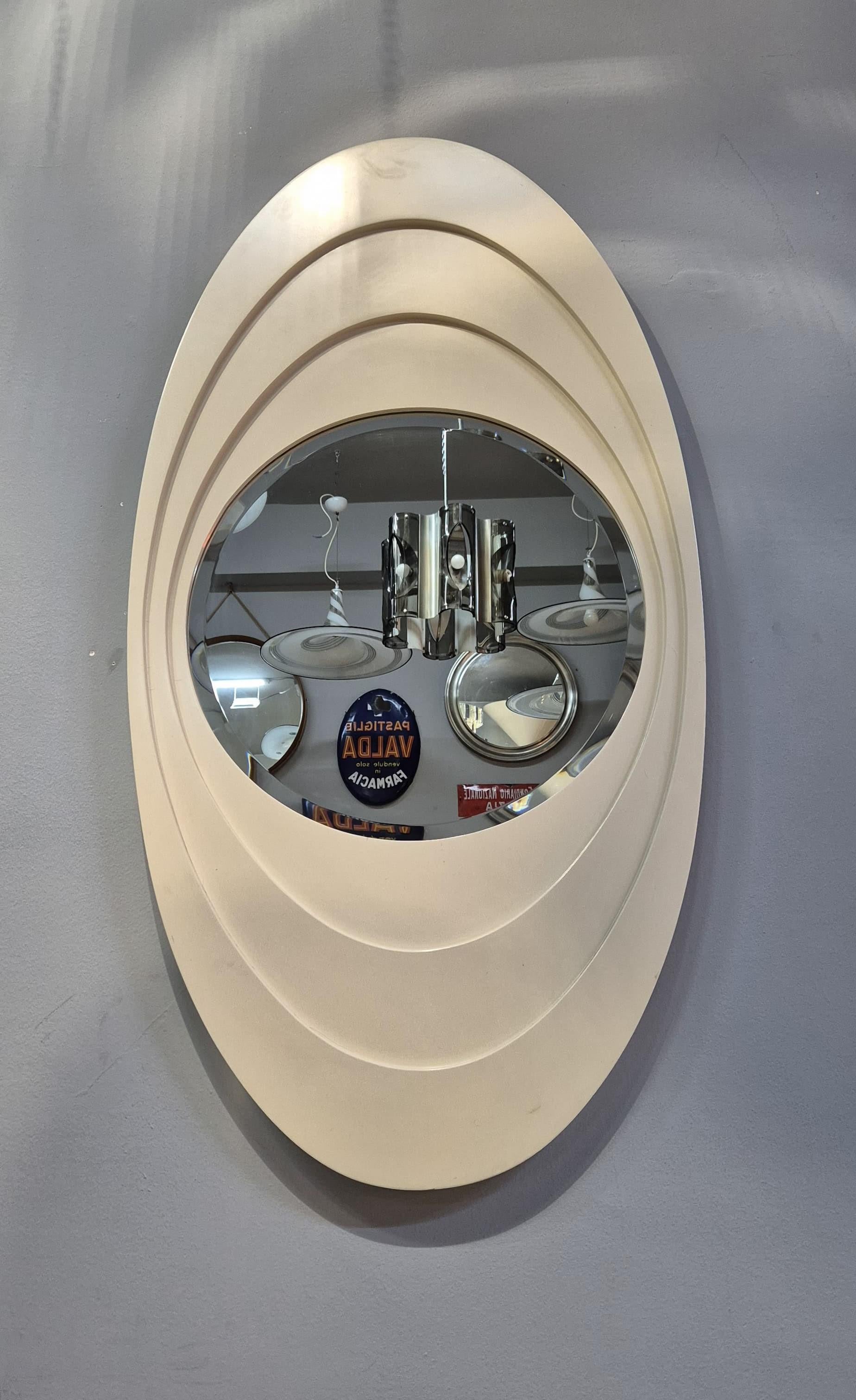 Miroir ovale Vintage Space Age avec cadre en bois laqué blanc 1970.
Il peut être utilisé aussi bien horizontalement que verticalement. Le miroir est en excellent état, comme le montre la photo.