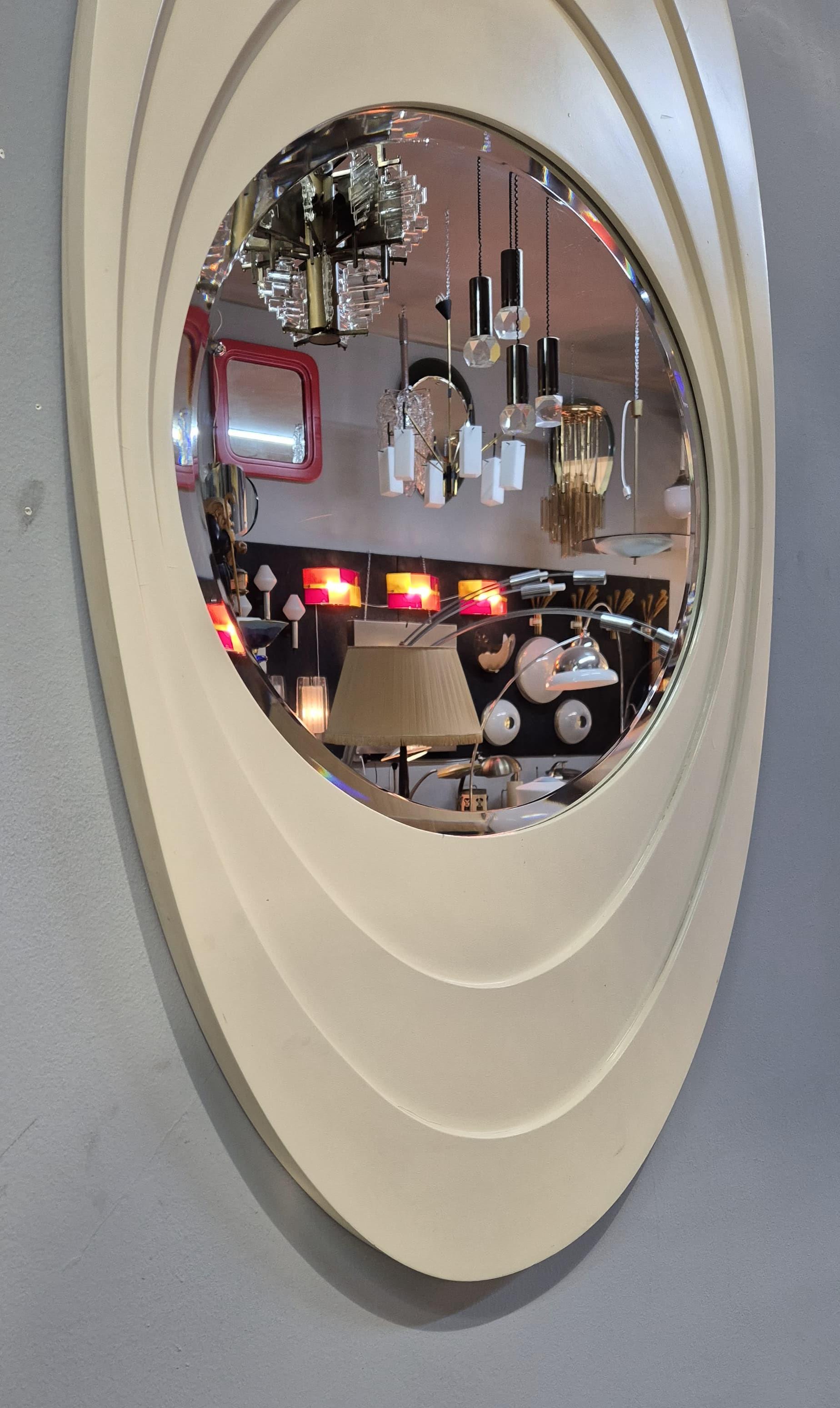 Miroir ovale Space Age avec cadre en bois laqué 1970 Bon état - En vente à Palermo, IT