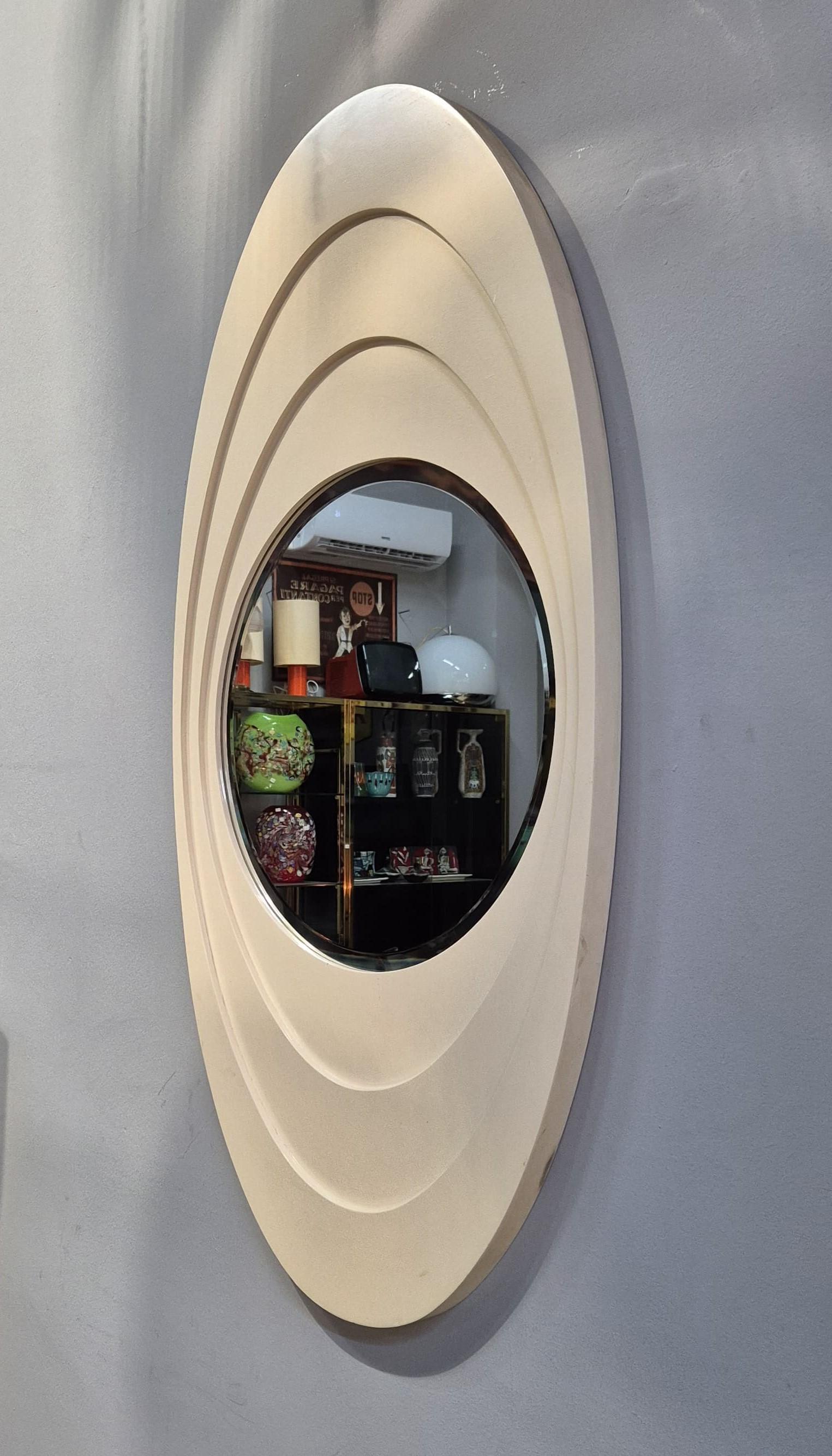 Late 20th Century Miroir ovale Space Age avec cadre en bois laqué 1970 en vente