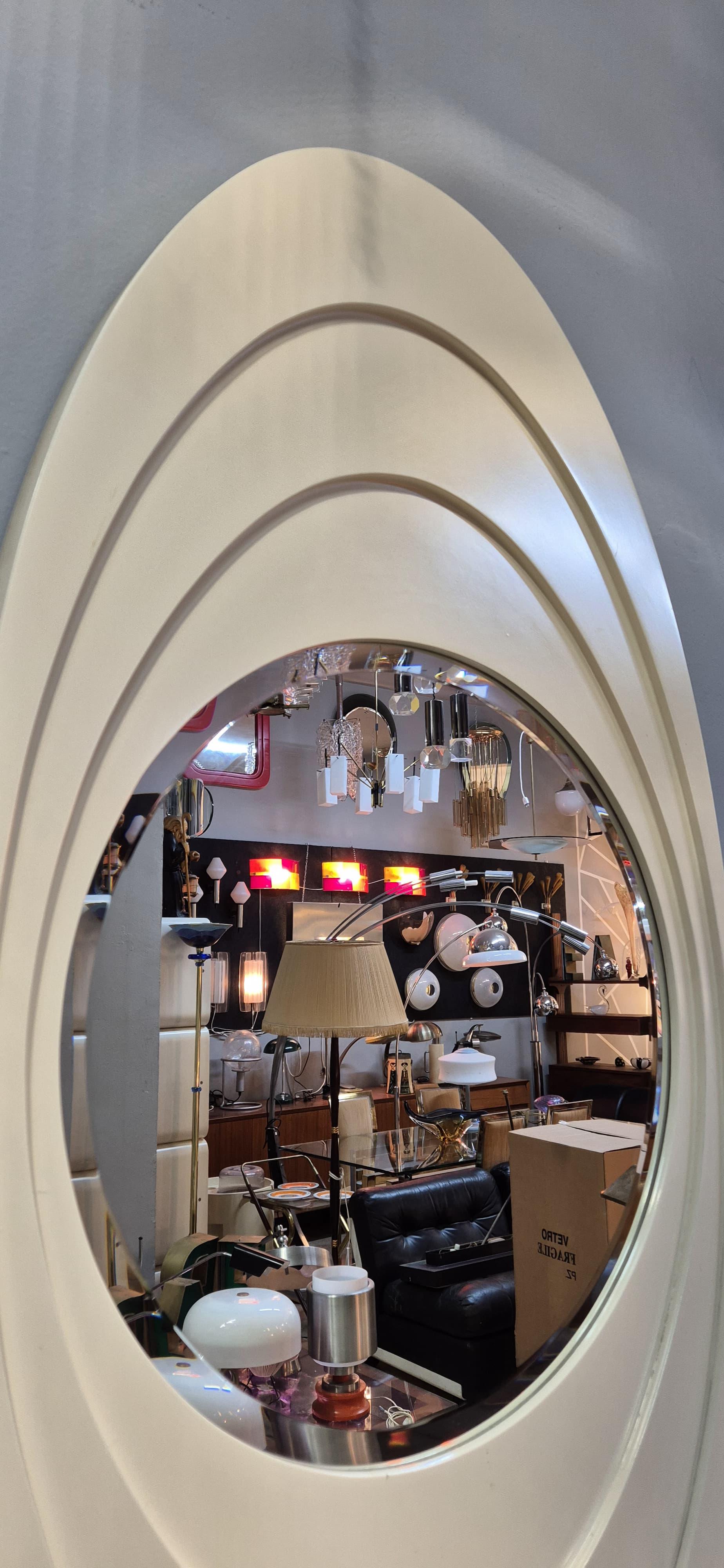 Verre Miroir ovale Space Age avec cadre en bois laqué 1970 en vente