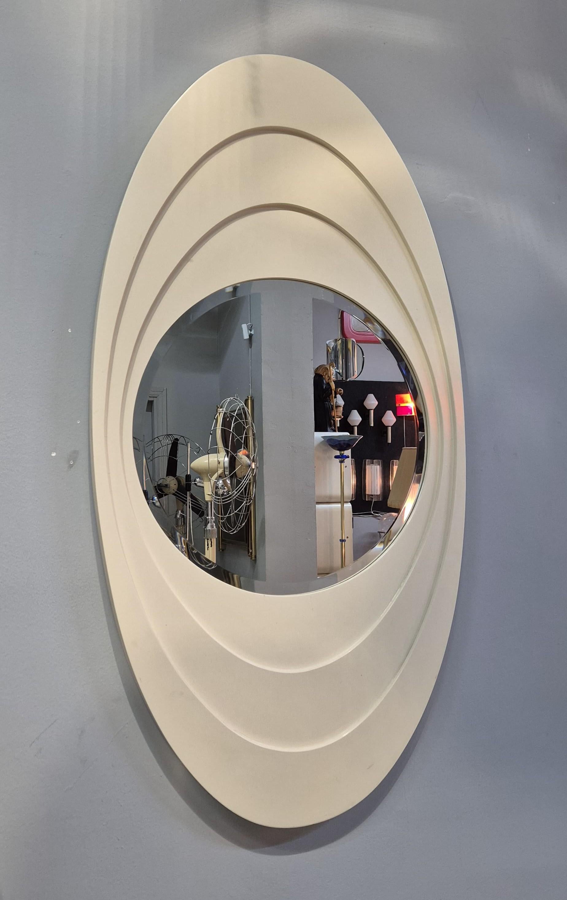 Miroir ovale Space Age avec cadre en bois laqué 1970 en vente 1