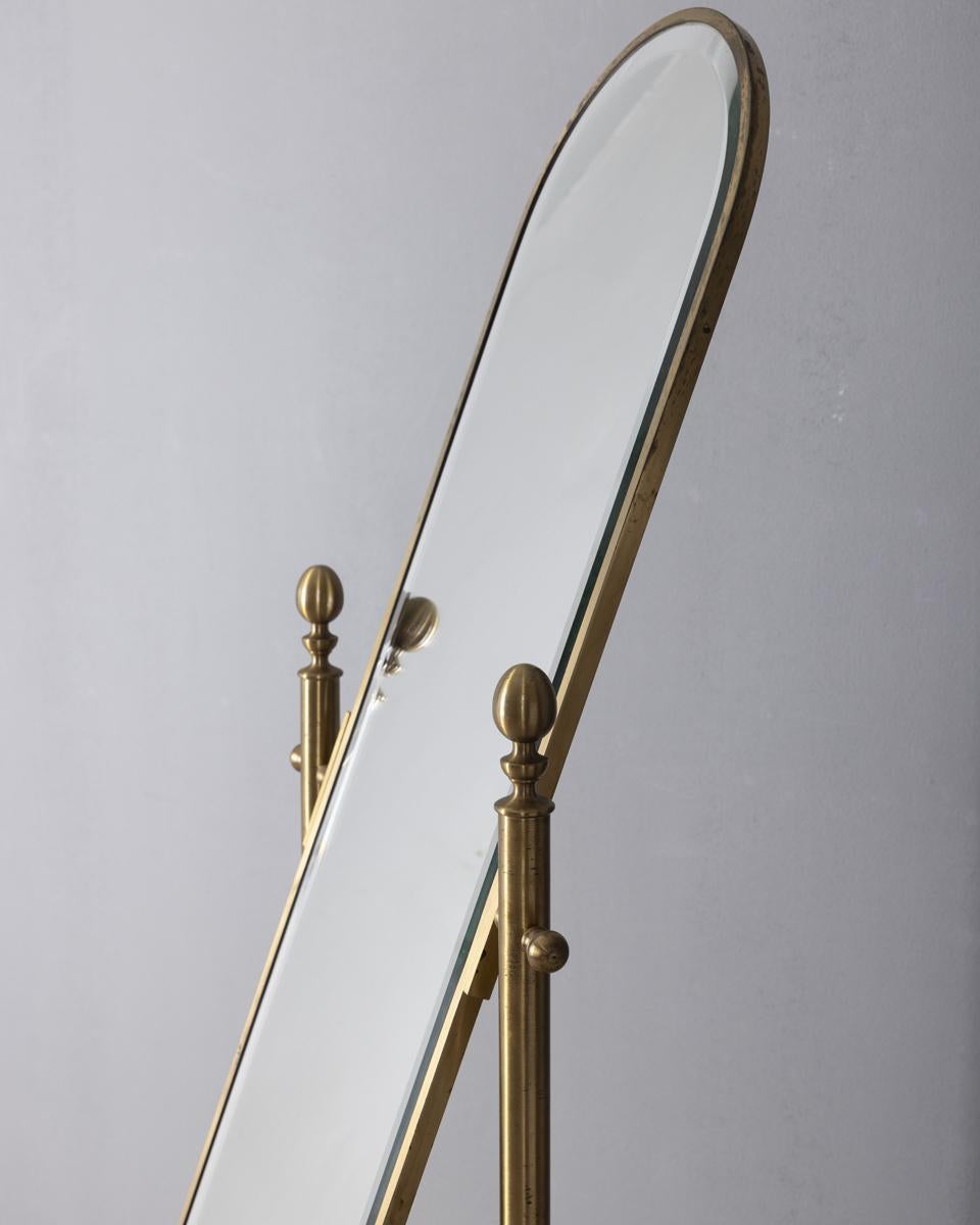 Specchio psiche da terra, con struttura oscillante in ottone dorato e decorato, vetro specchiato e molato, design Italiano, anni 50.

CONDIZIONI:
In buone condizioni, funzionante, presenta segni d'usura dati dal tempo.

DIMENSIONI: 
Altezza 155,5
