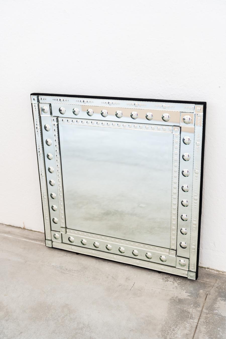 Quadratischer dekorativer Wandspiegel, 1970-1979
Der elegante quadratische Spiegel hat ein modisches Design und ist einfach zu installieren. Die Grenze befindet sich auf Mikrofilm. Hergestellt aus Glas und Kristall, Holzstruktur für bessere
