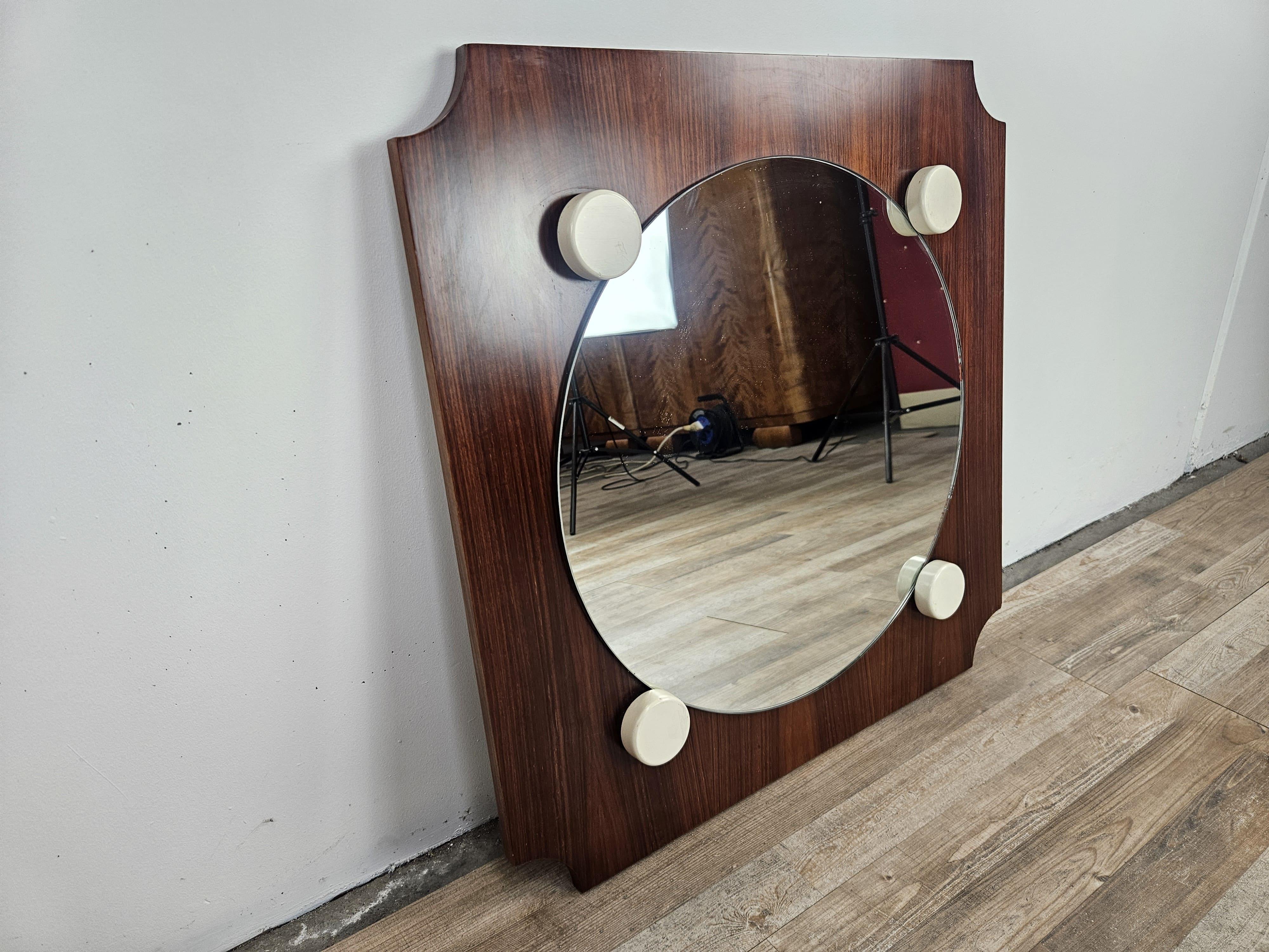 Miroir vintage des années 1970 en teck avec verre rond et décorations en plastique blanc.

Signes d'usure normaux dus à l'âge et à l'utilisation.