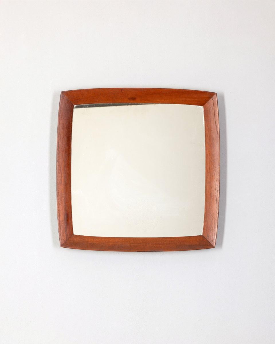Quadratischer Wandspiegel mit Teakholzrahmen, dänisches Design, 1960er Jahre.

ZUSTAND:
In gutem Zustand, zeigt Anzeichen von Verschleiß von Zeit.

ABMESSUNGEN: 
Höhe 50 cm; Breite 50 cm; Länge 3 cm

MATERIALIEN: 
Holz und Glas

JAHR DER