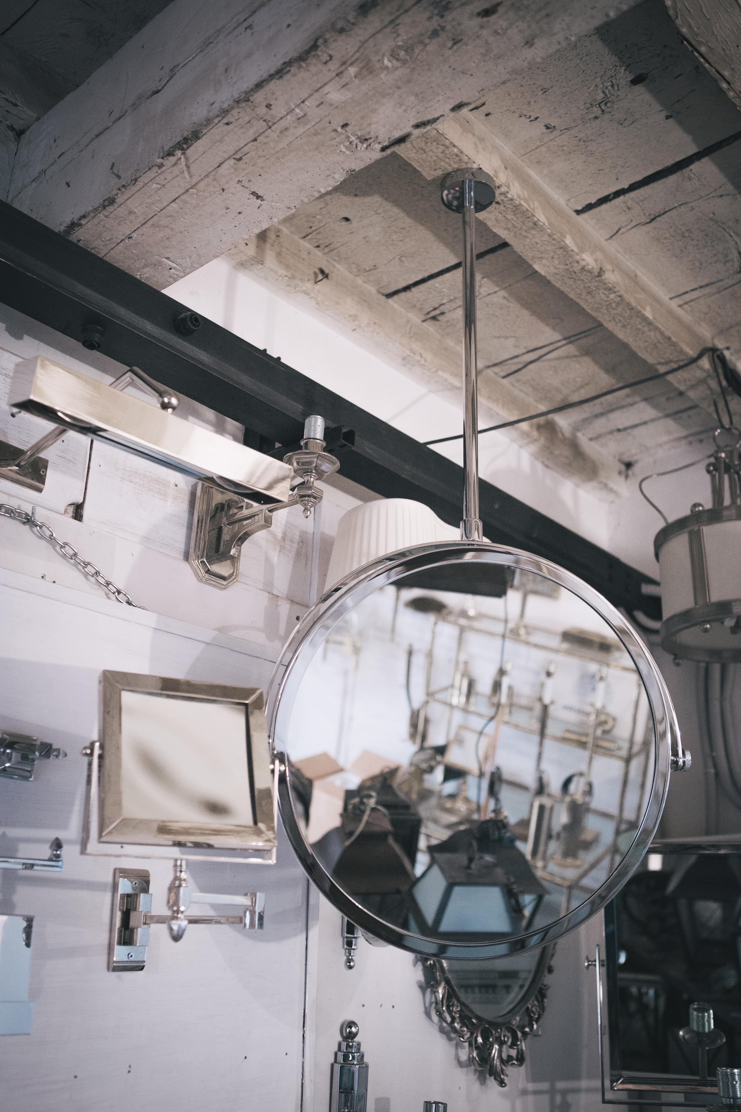 Améliorez votre espace avec notre miroir réglable polyvalent, doté d'une élégante structure en verre et d'un cadre en laiton durable. Ce miroir allie parfaitement design moderne et fonctionnalité, ajoutant une touche d'élégance à n'importe quelle