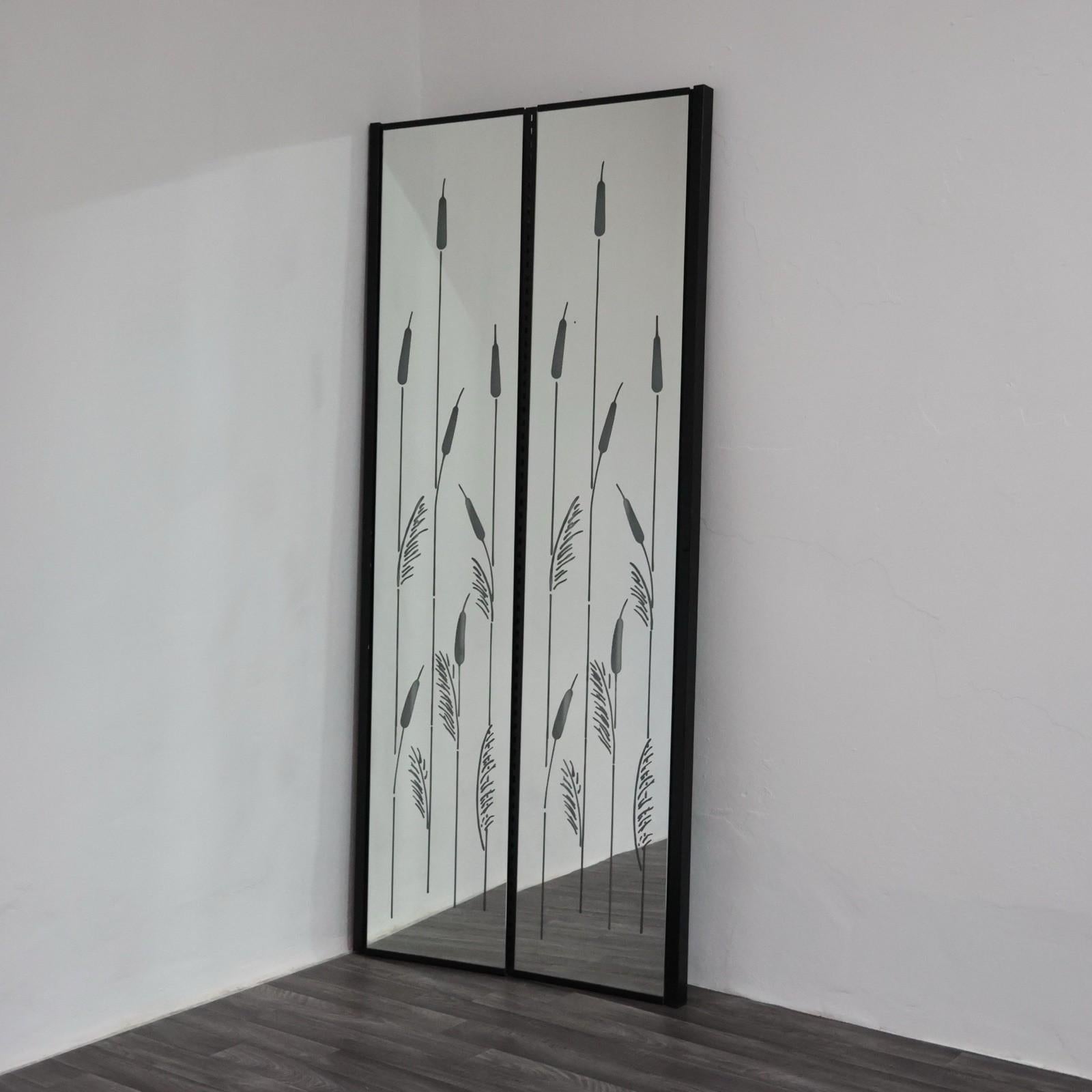 Élégant spécimen de parure composé de deux modules, raffiné, avec diverses parties de grain rétro-éclairées par de magnifiques néons à la lumière rouge.


In ottime condizioni conservative, presenti lievi segni del tempo dovuti all'utilizzo e