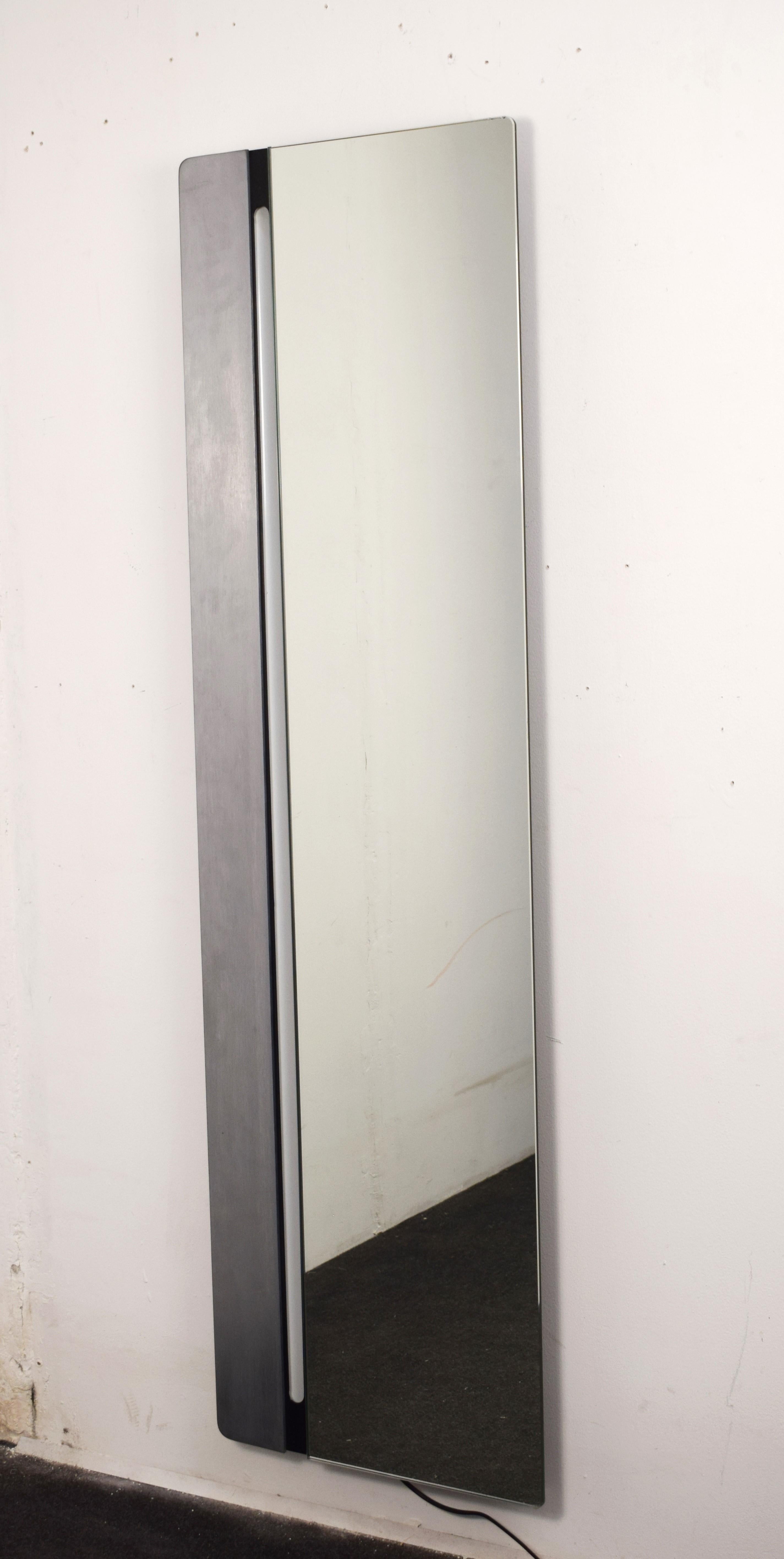 Italian-made wall or floor mirror from the 1970s.
Special backlit mirror, steel band, painted metal and mirrored glass.
Good condition, small sign of wear, see photos.
Dimensions: H= 150 cm; W= 44 cm; D= 7 cm.
Professional packaging and safe
