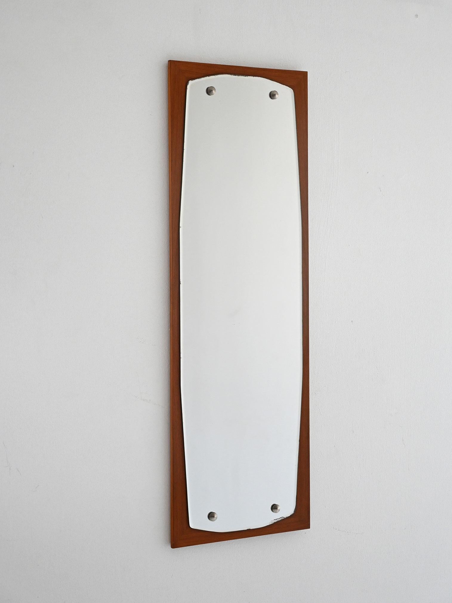 Un meuble élégant et raffiné qui associe des matériaux de haute qualité à un design intemporel.                                                                                        Le cadre en teck, un bois connu pour sa solidité et sa beauté, a