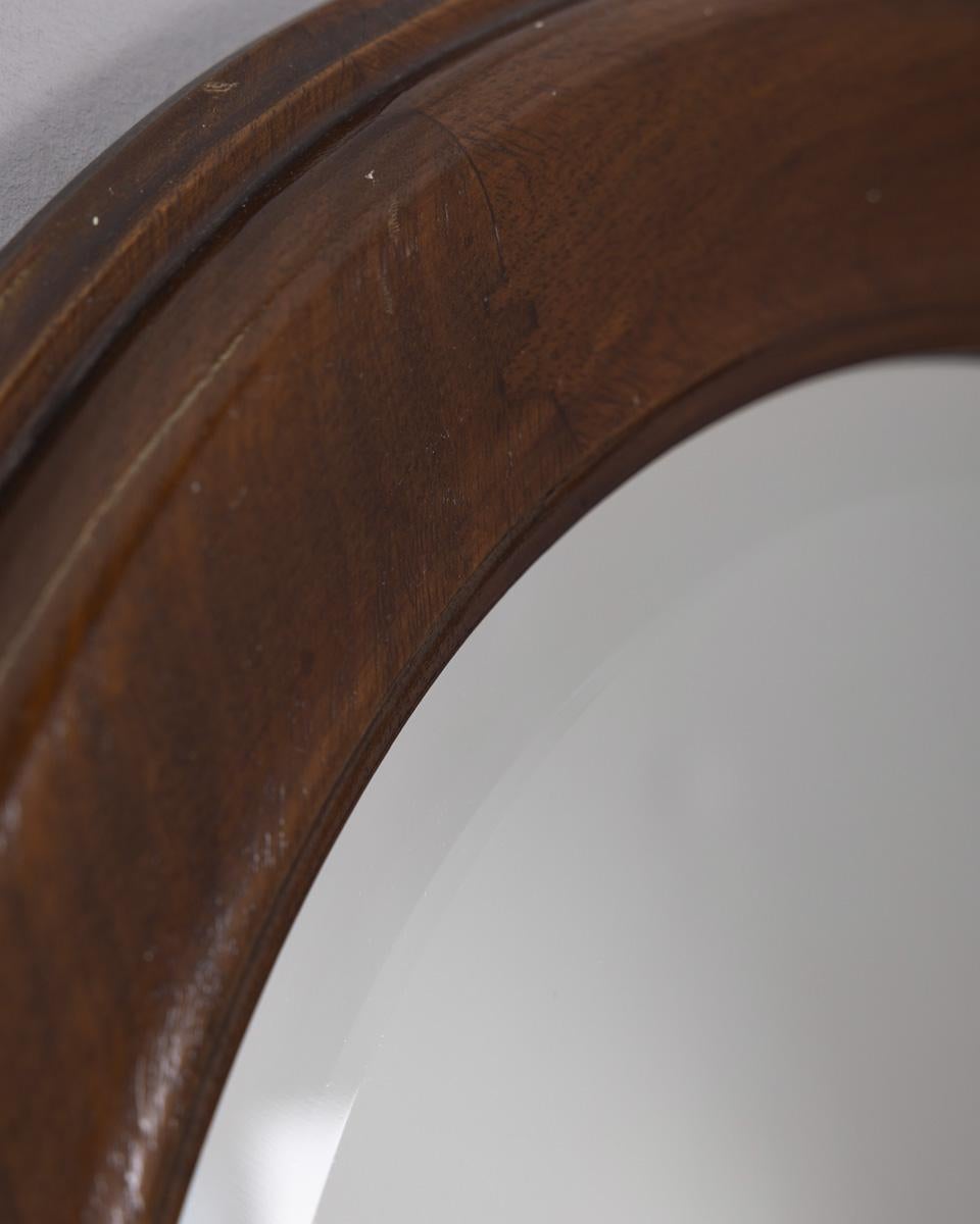 Miroir mural rond avec cadre en bois, design italien, années 1960.

CONDITION :
En bon état, peut présenter des signes d'usure dus à l'âge.

DIMENSIONS :
Hauteur 64 cm ; largeur 64 cm ; profondeur 4 cm ;

MATÉRIAUX :
Bois et verre.

ANNÉE DE
