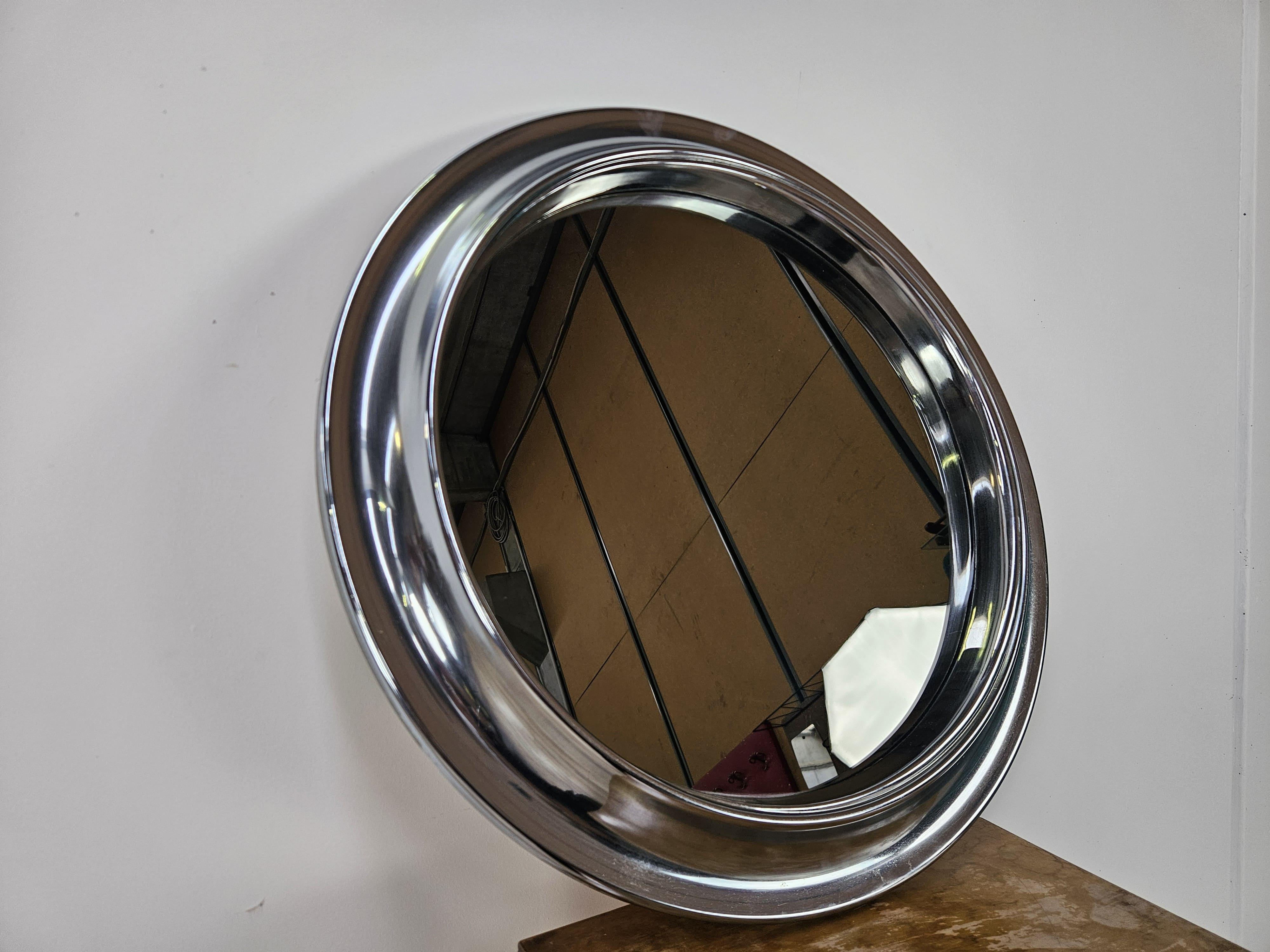Miroir Space Age des années 70 en plastique chromé, un excellent meuble pour n'importe quelle pièce.

Au dos, il y a des trous, comme indiqué sur la photo, pour l'accrocher à un crochet mural.