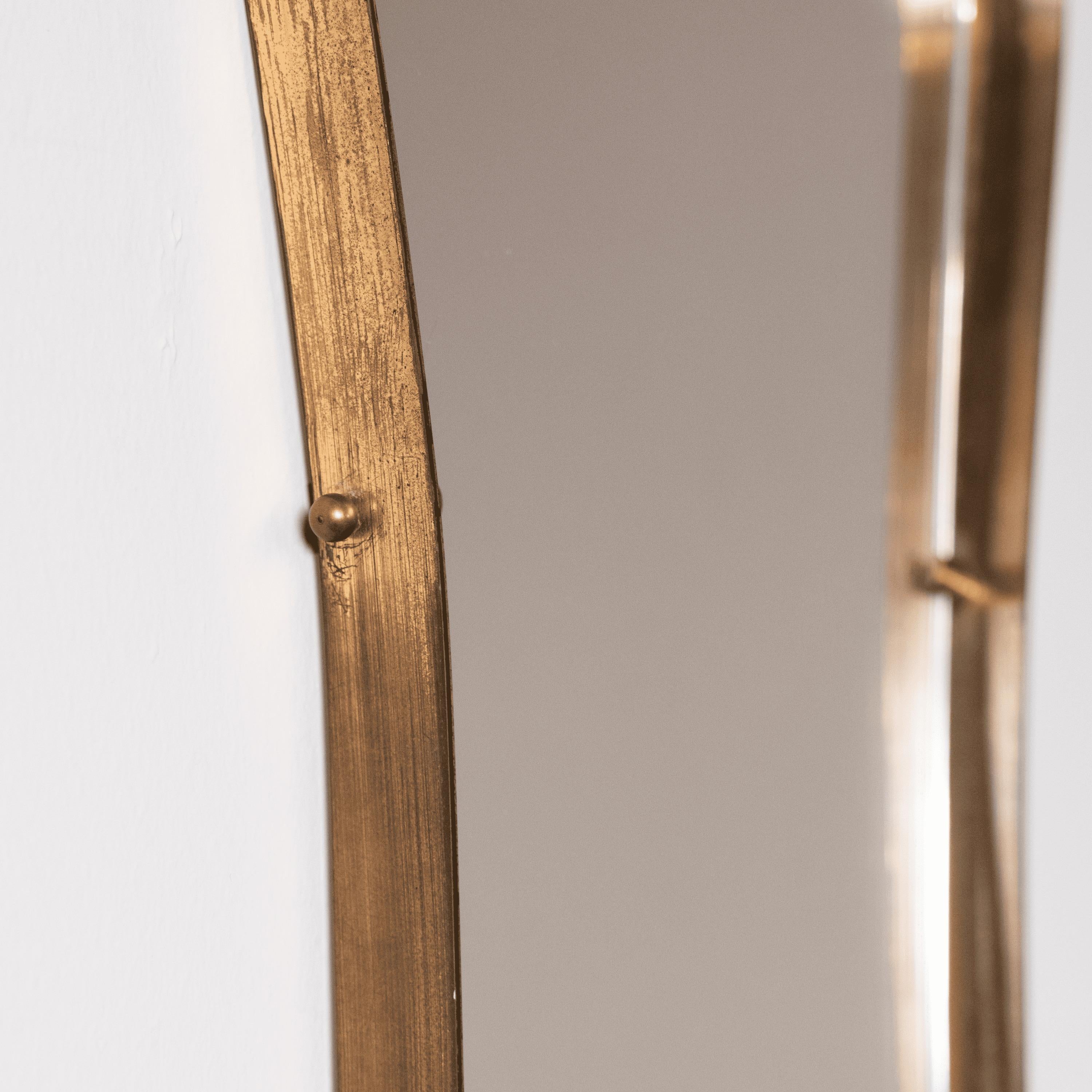 L’intrigante eleganza di questo specchio con cornice sagomata in ottone, realizzato da FontanaArte, cattura l’essenza del design italiano di metà secolo, unendo forme classiche e materiali di alta qualità. La cornice sagomata in ottone conferisce un