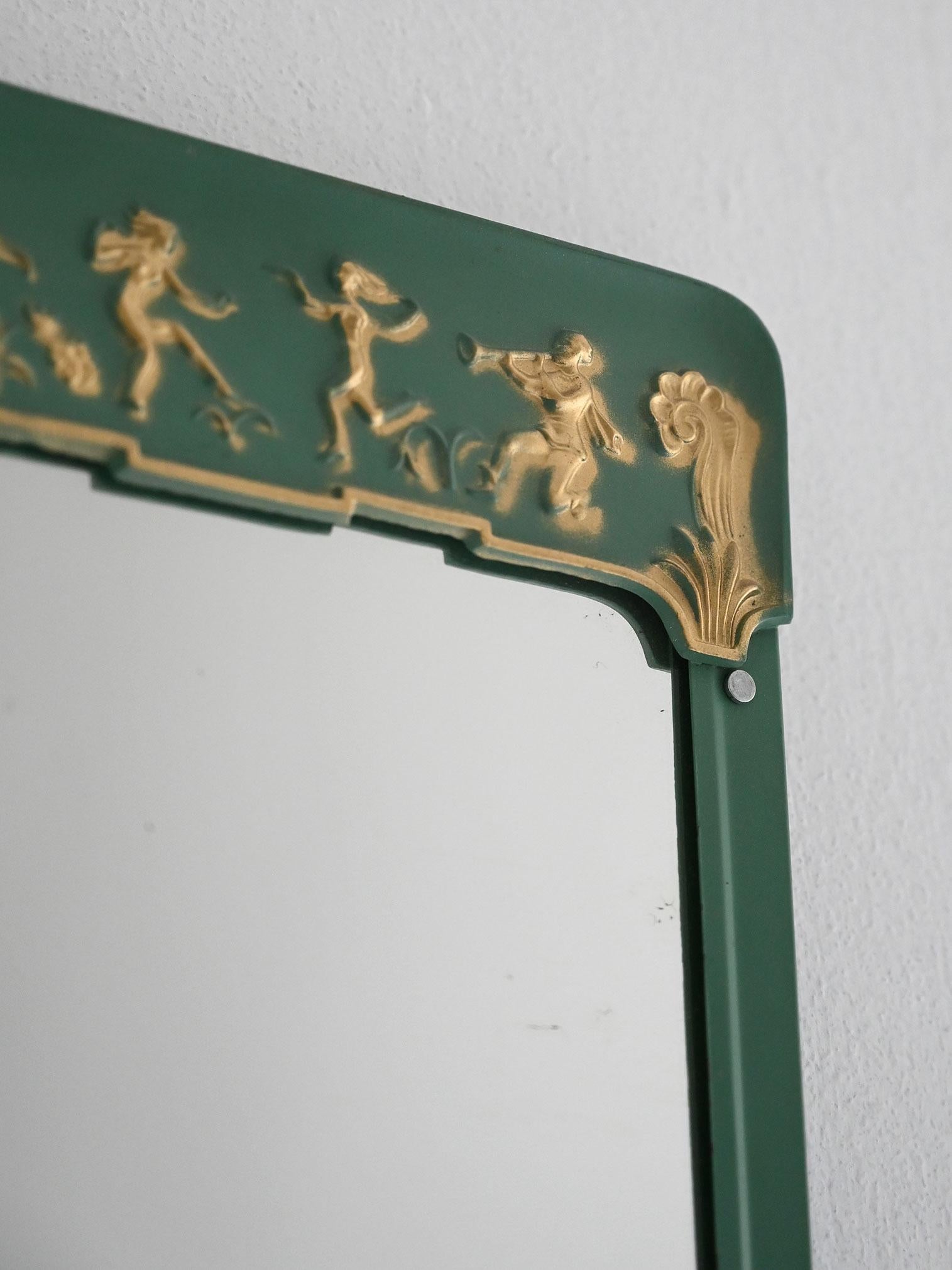 Kleiner Vintage-Spiegel mit einem tealfarben lackierten Metallrahmen und handgemalten goldenen Details.

Wandspiegel aus skandinavischer Fertigung, aus den 40er Jahren. Der Rahmen besteht aus aquagrün lackiertem Metall und ist mit eleganten, in Gold