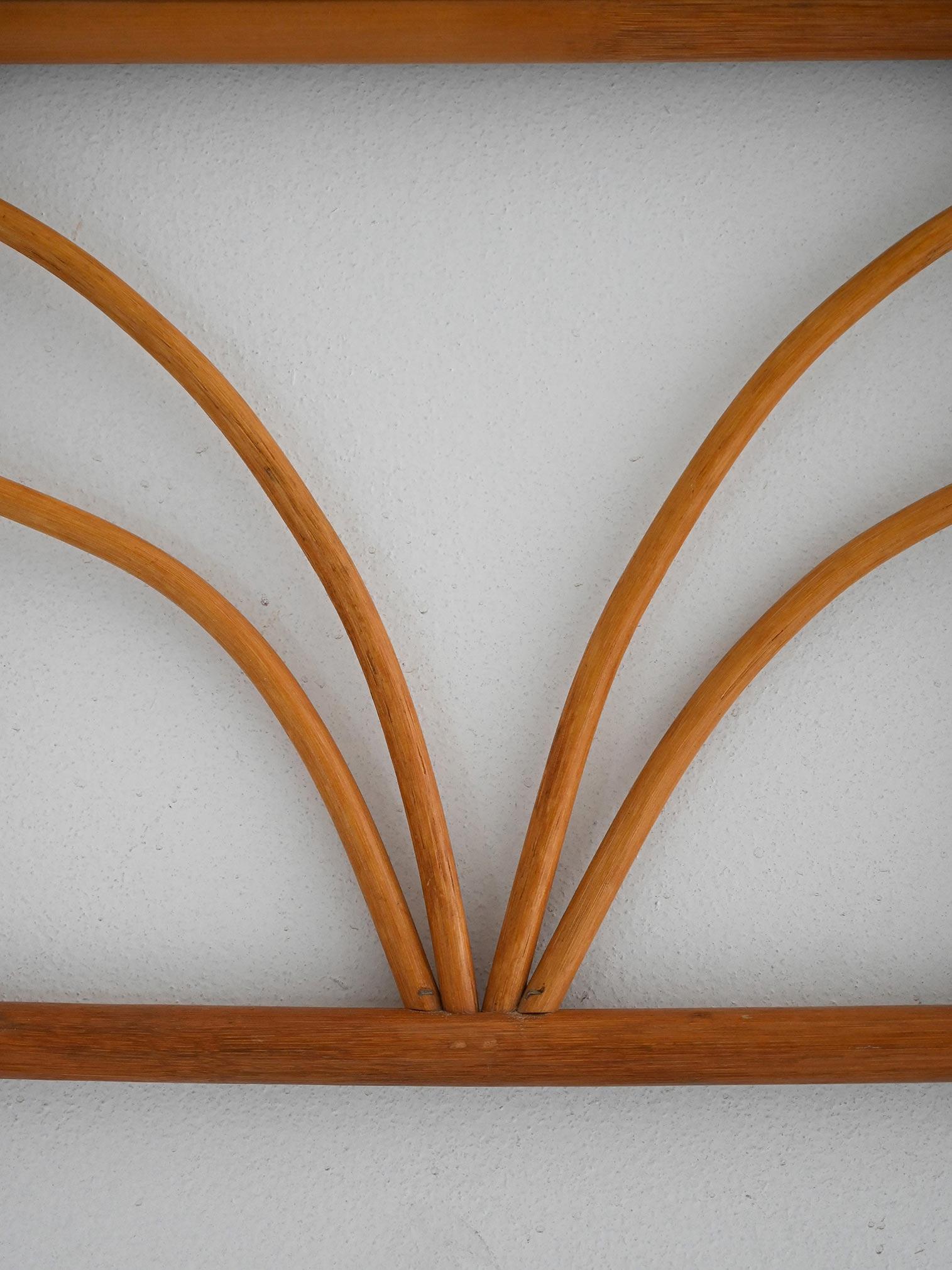 Specchio scandinavo anni 70 in bambù curvato Escandinavo moderno en venta