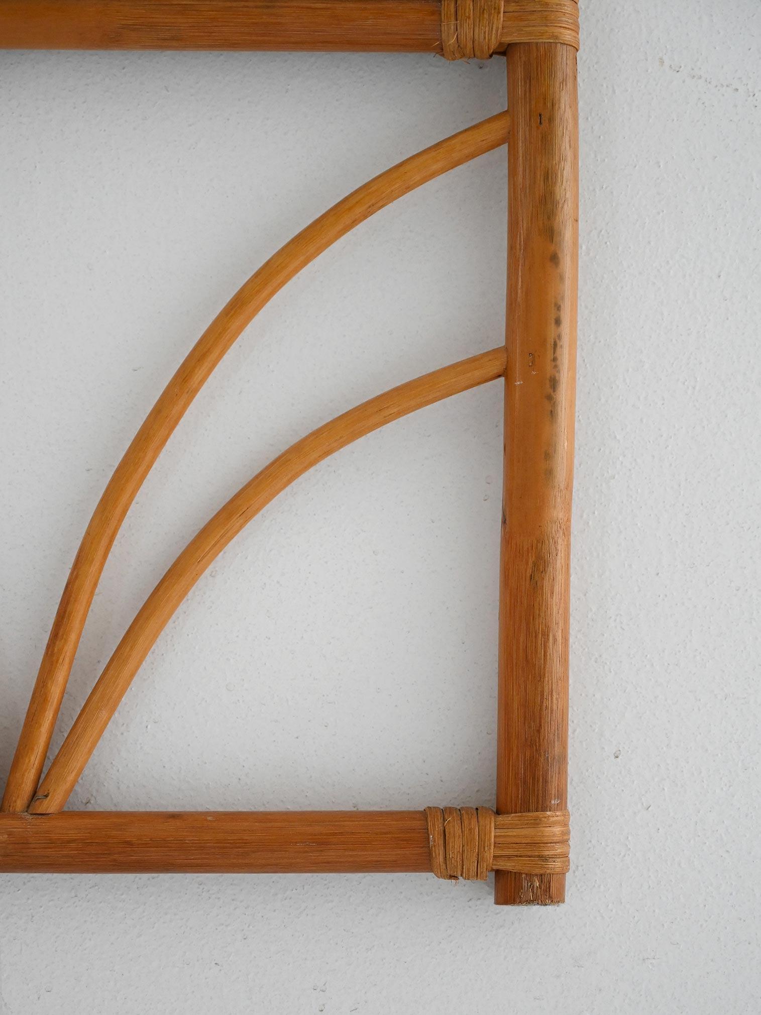 Specchio scandinavo anni 70 in bambù curvato Scandinavian en venta