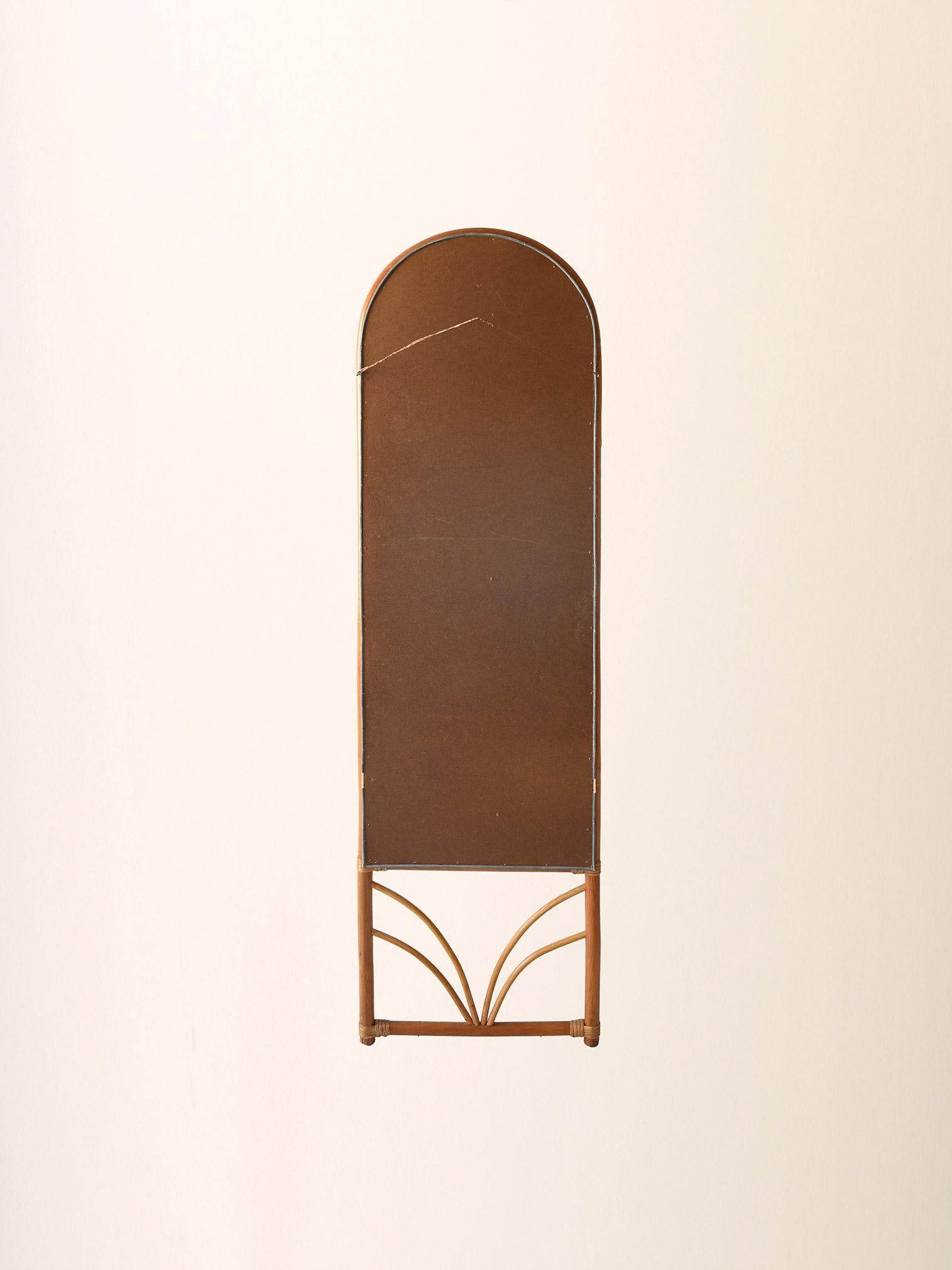 Specchio scandinavo anni 70 in bambù curvato Late 20th Century en venta