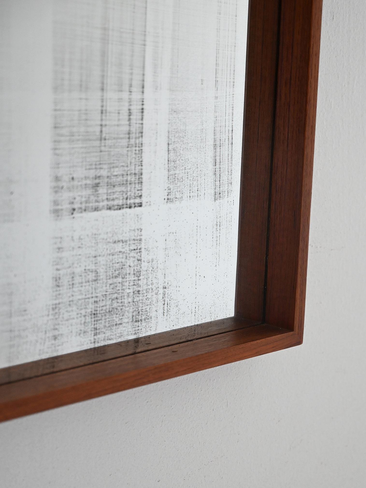 Espejo de pared vintage con fino marco de teca y cristal original con signos de oxidación.

Espejo de pared de fabricación escandinava, de la década de 1970. Marco esencial de teca con cristal original parcialmente oxidado. Su perfil estilizado y