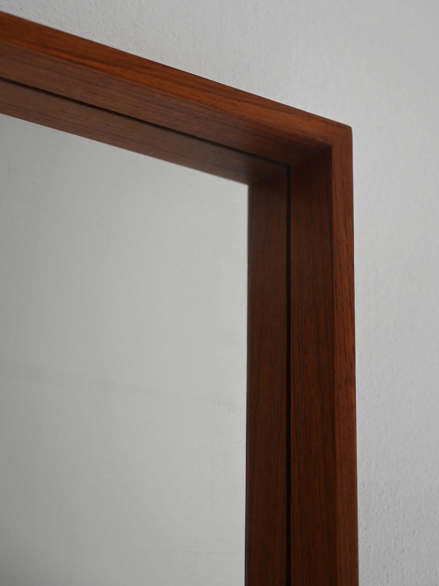 Espejo escandinavo de teca de los años 70 de estilo minimalista Scandinavian en venta