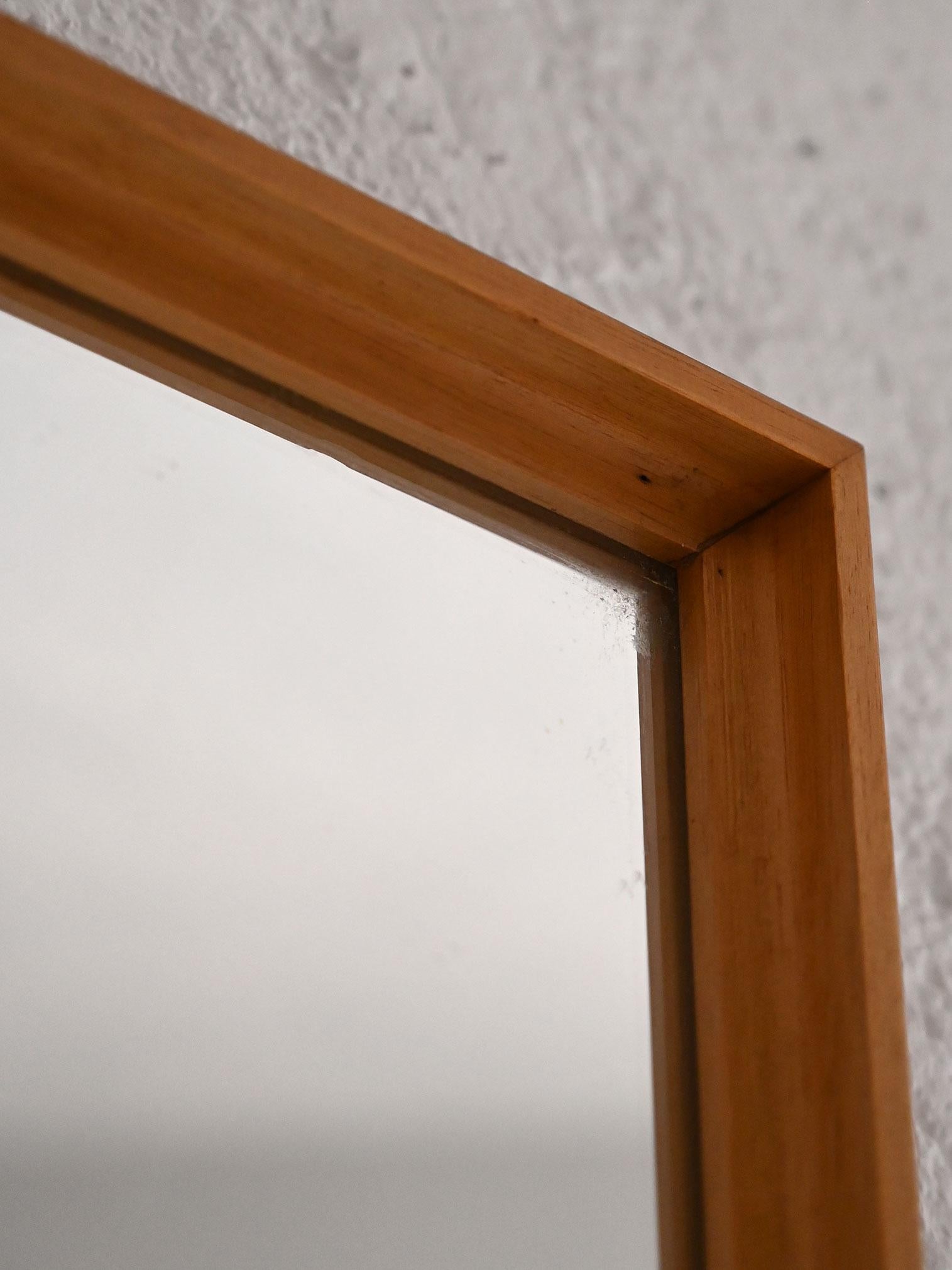 Espejo escandinavo fabricado en los años 60, con marco de roble. Diseño sencillo y lineal, típico del estilo nórdico de la época.

Espejo de fabricación escandinava de los años 60, con marco de roble. Su diseño minimalista y limpio refleja la