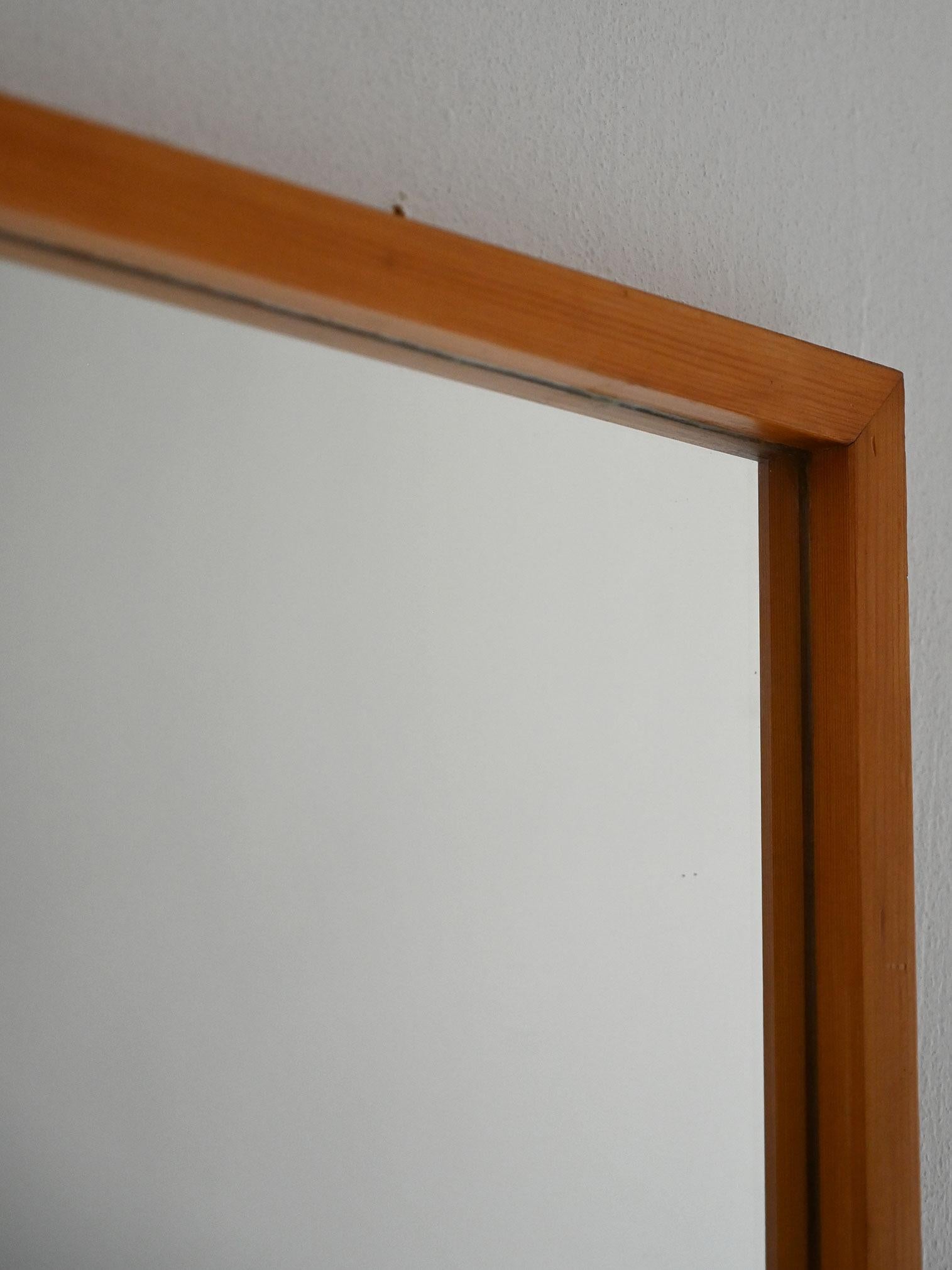 Espejo vintage con marco de roble claro y perfil esencial, típico del diseño nórdico de los años 60.

Espejo de pared de fabricación escandinava, de la década de 1960. El marco de roble claro tiene un corte minimalista, con bordes a 45° y un veteado